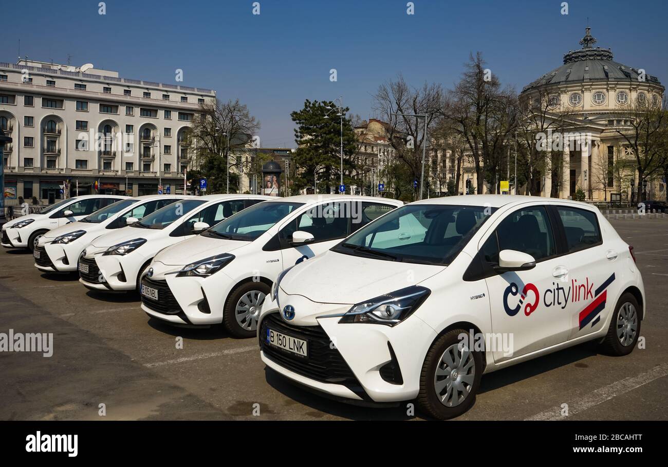 Bucarest, Roumanie - 30 mars 2020: Plusieurs voitures hybrides Toyota Yaris appartenant au service de location de voiture roumain Citylink sont garées en attente de cu Banque D'Images