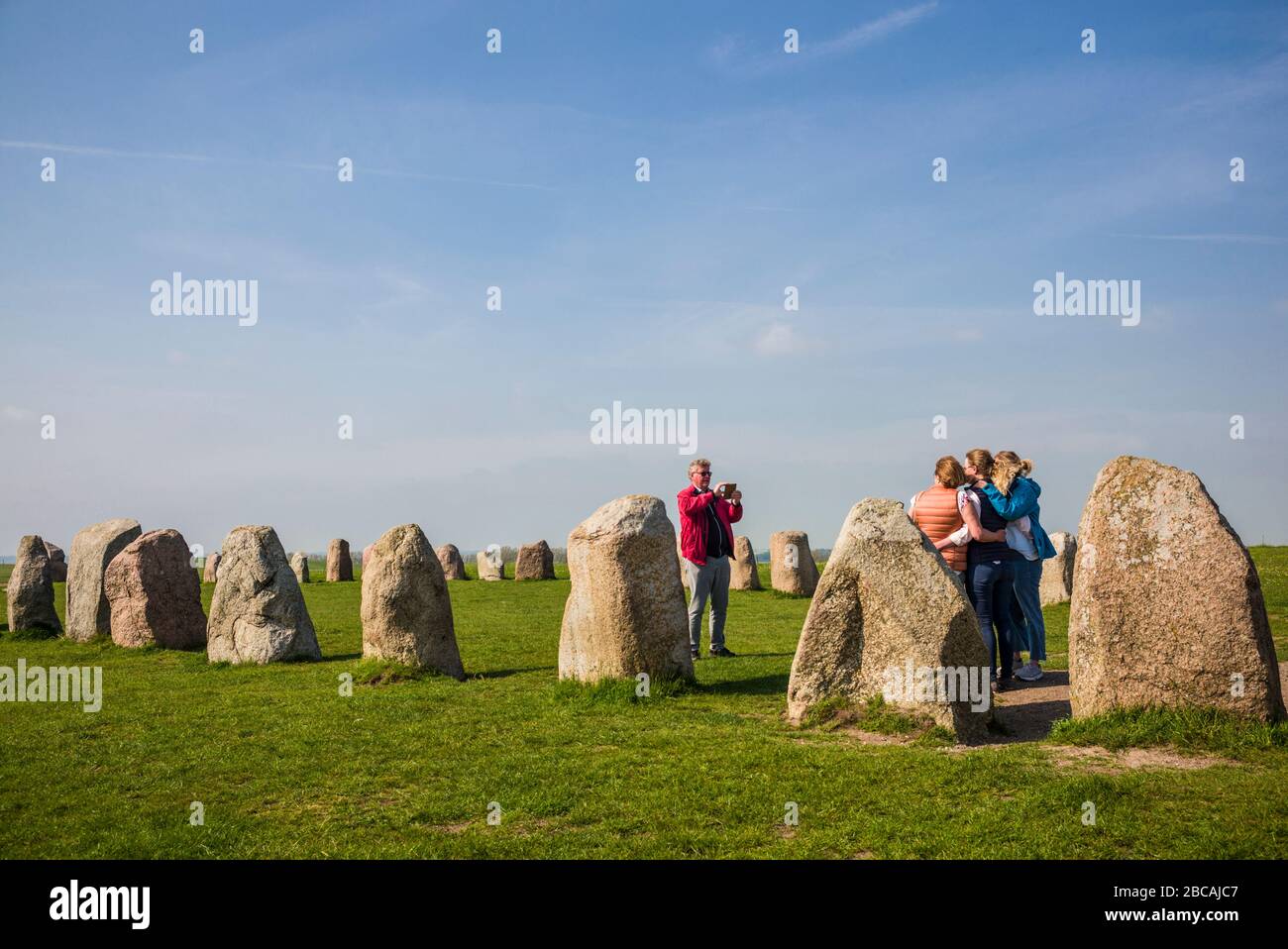 Suède, Sud de la Suède, Kaseberga, Ales stenar, Ale's Stones, site rituel du peuple précoce à partir de 600 AD, avec des visiteurs, Banque D'Images