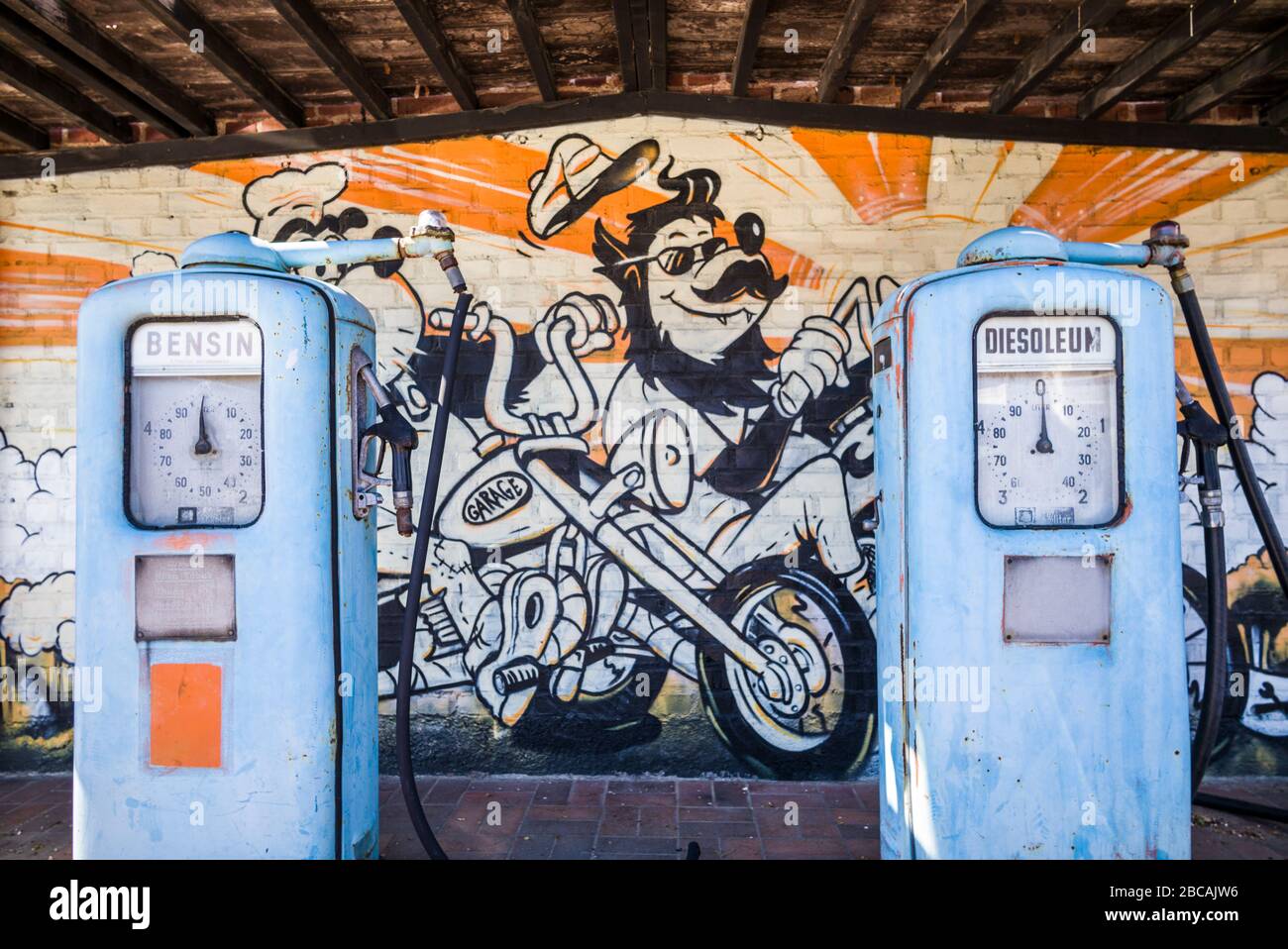 Suède, Scania, Hoganas, Hoganas Saltglaserat poterie complexe, pompes anciennes de station-service Banque D'Images
