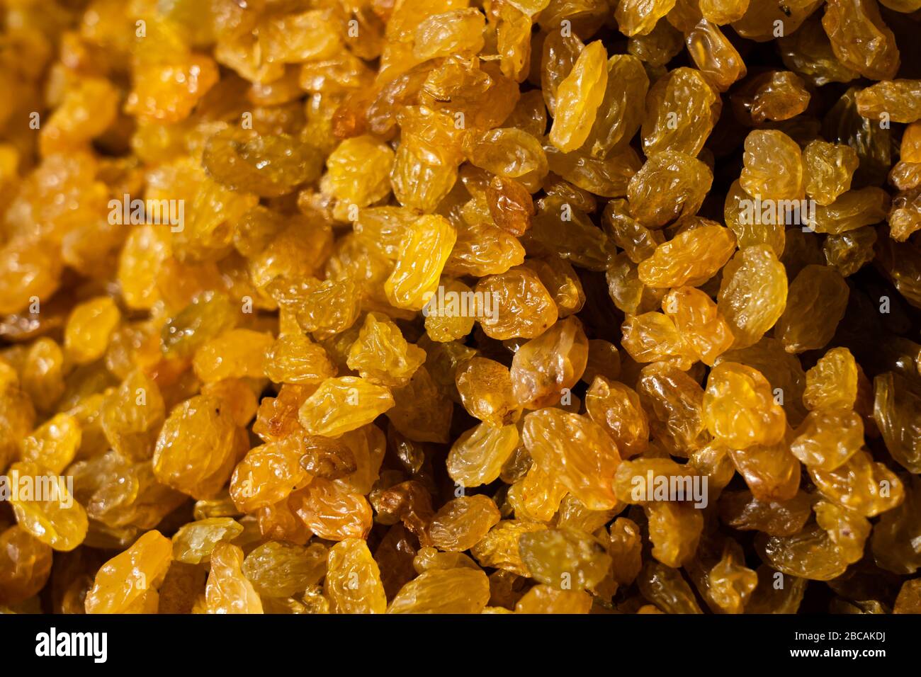 Raisins secs. Macro. Raisins secs comme fond Grape Raisin texture Banque D'Images