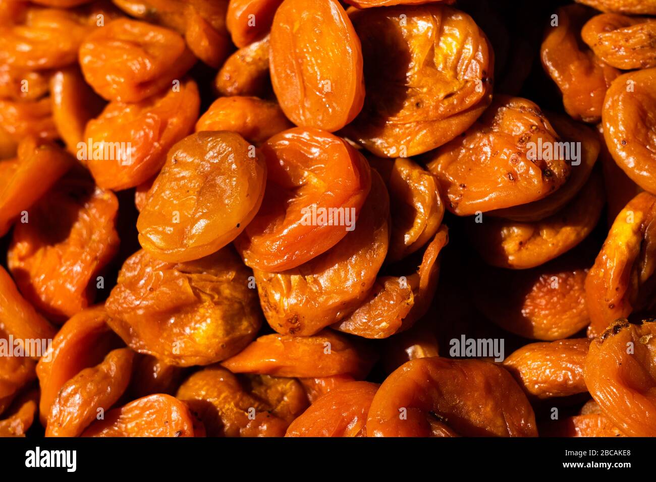Abricots secs. Macro. Tas d'abricots secs gros plan. Banque D'Images