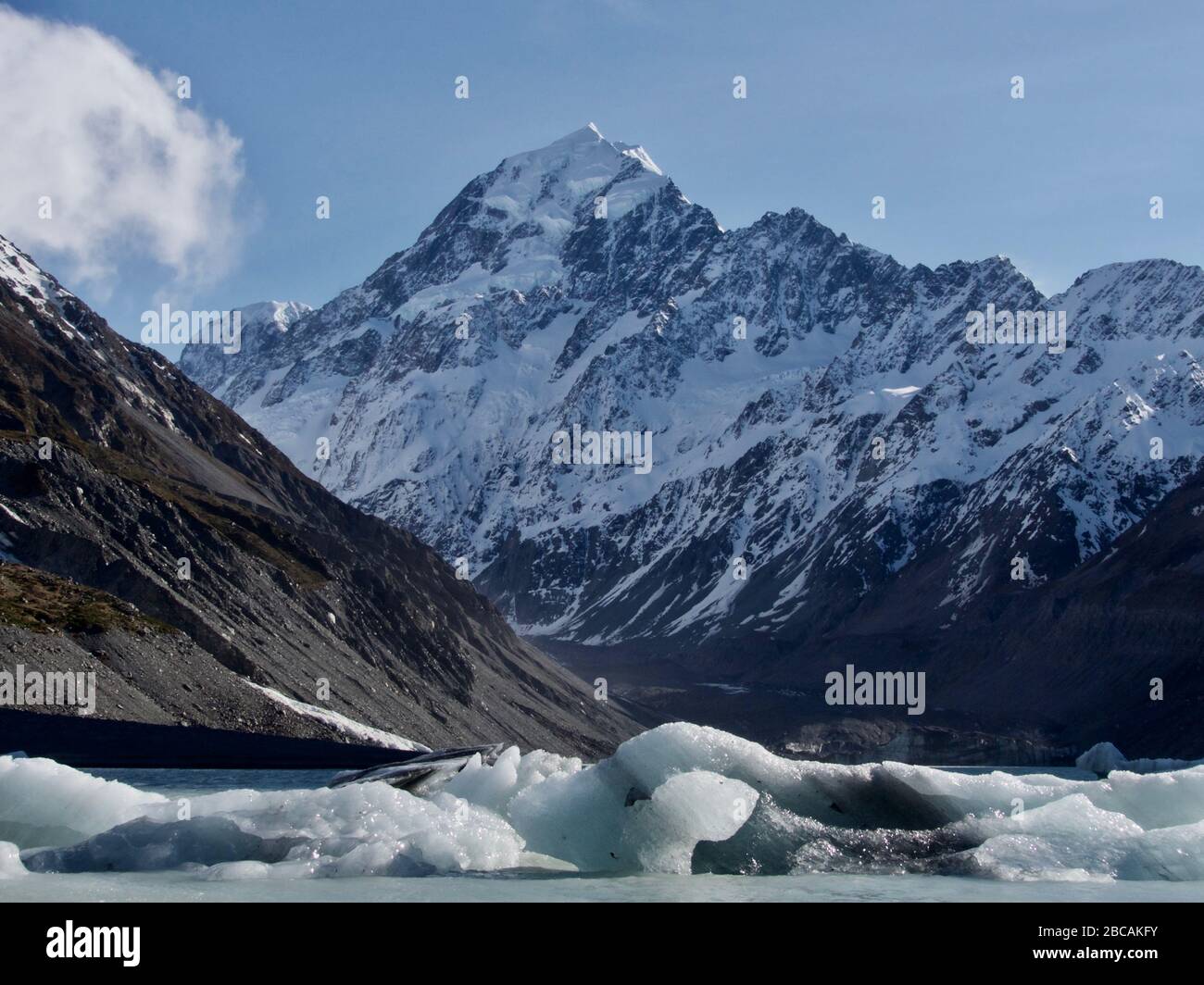 Aoraki (Mont Cook) depuis le lac glaciaire Hooker Banque D'Images