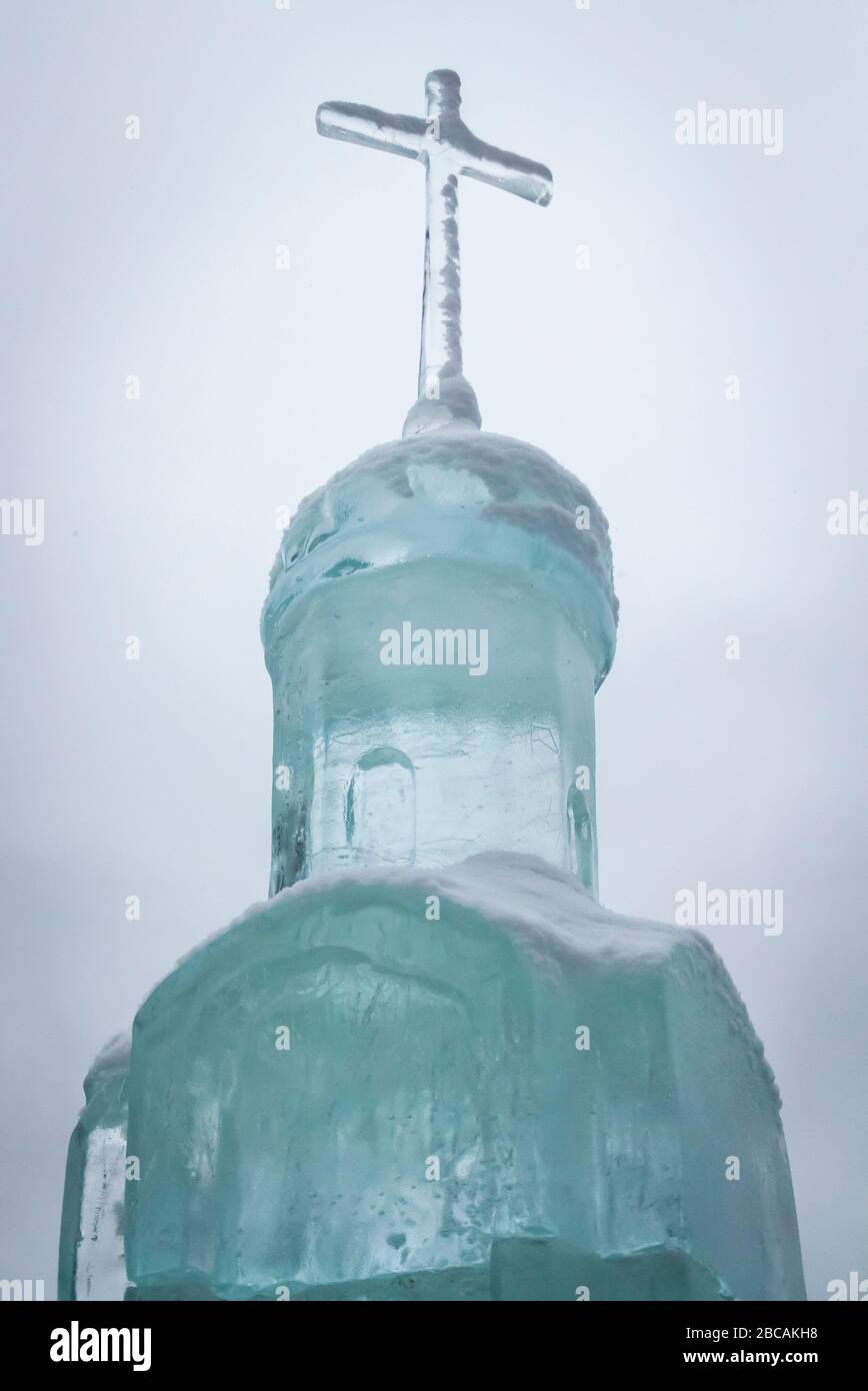 Modèle étroit d'une église orthodoxe faite de glace. Banque D'Images