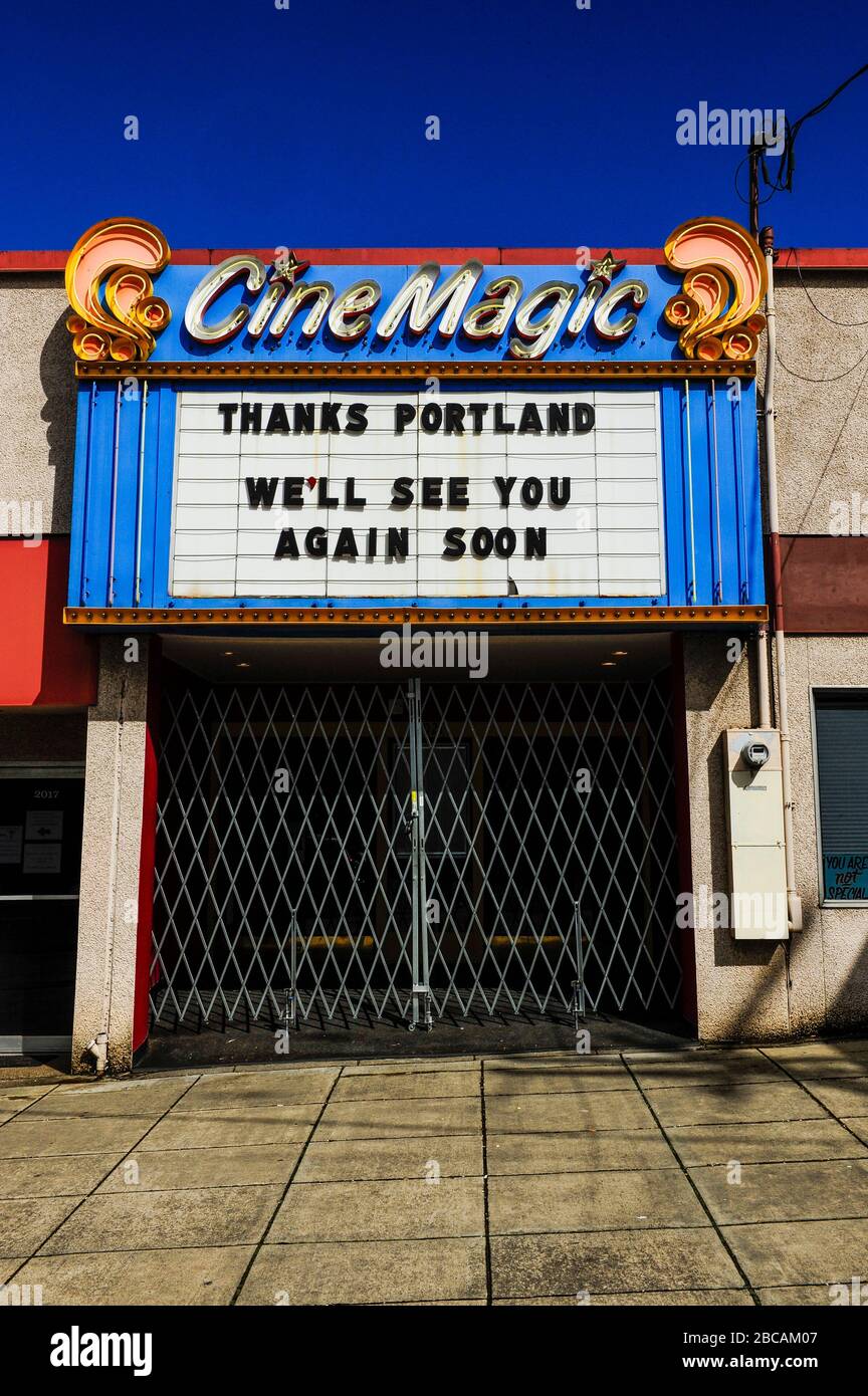 Marquise du cinéma CineMagic, reflétant l'ordre obligatoire de mise en place d'un abri à l'échelle de l'Oregon en réponse à la pandémie de Coronavirus de Covid-19 à Portland, Oregon, États-Unis, le 31 mars 2020. Photo ©Anthony Pidgeon Banque D'Images