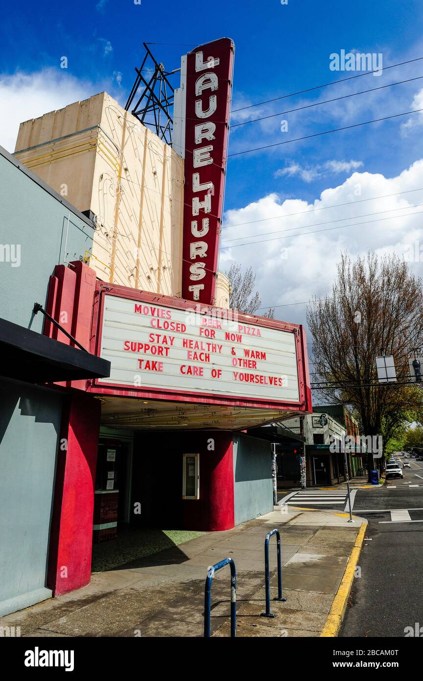 Marquee du Laurelhurst Theatre reflétant l'ordre obligatoire de mise en place d'un refuge à l'échelle de l'Oregon en réponse à la pandémie de Coronavirus de Covid-19 à Portland, Oregon, États-Unis, le 31 mars 2020. Photo ©Anthony Pidgeon Banque D'Images
