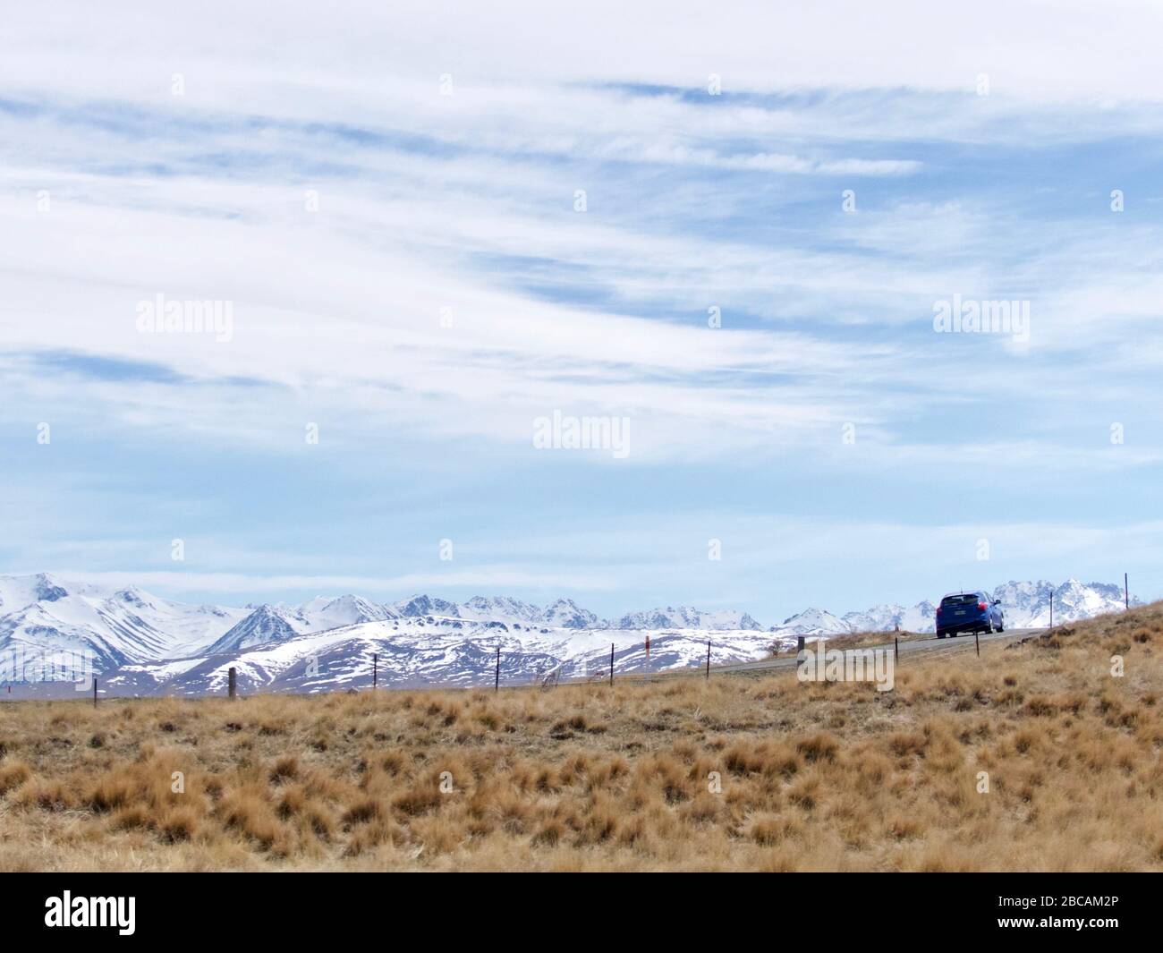 Une voiture à Tekapo avec vue sur les Alpes du Sud en arrière-plan Banque D'Images