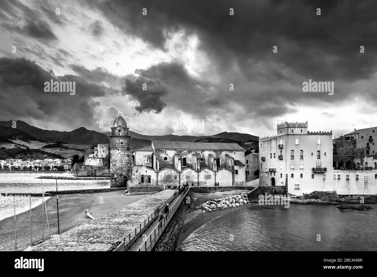 Baie de la Baleta Collioure en automne. L'église notre Dames des Anges a été construite à la fin du XVIIe siècle. Banque D'Images