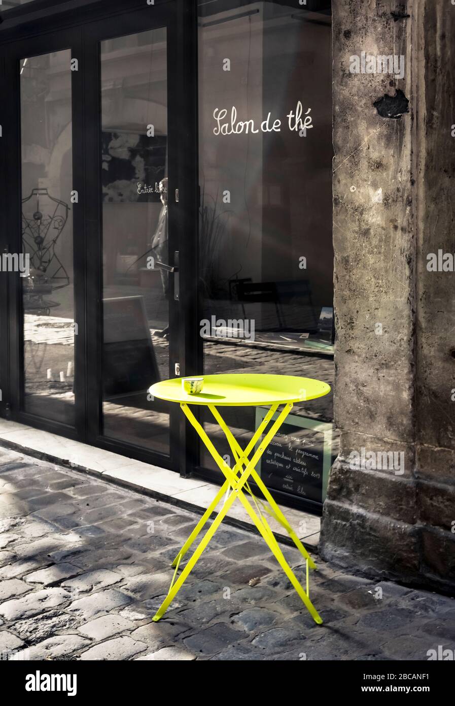 Table solitaire dans le quartier du Vieux Lyon. Lyon est un site du patrimoine mondial de l'UNESCO depuis 1998. Banque D'Images