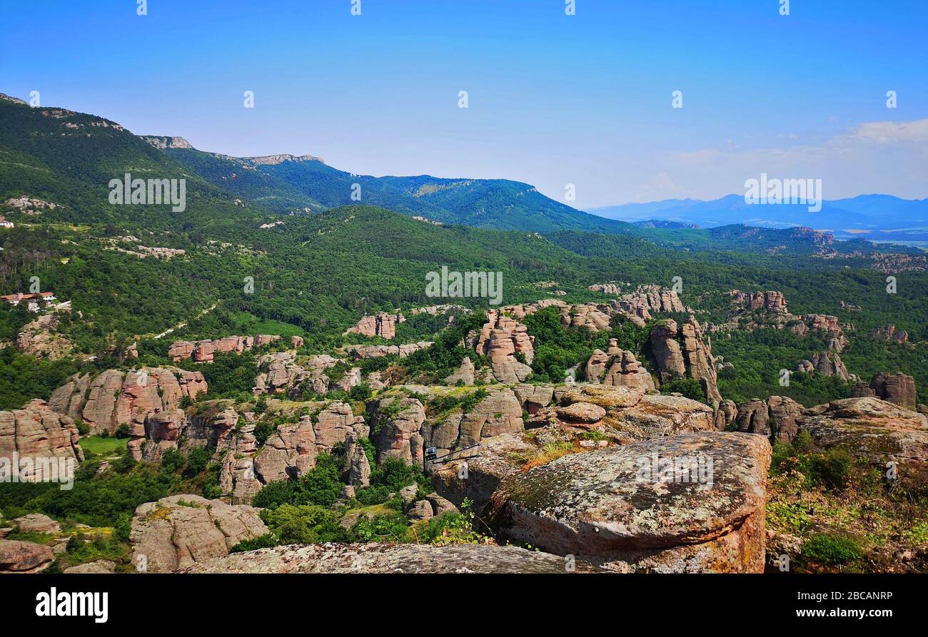 Paysage bulgare pittoresque avec montagnes et forêts comme vu des rochers de Belogradchick, vue incroyable dans les formations rocheuses de la Bulgarie Banque D'Images