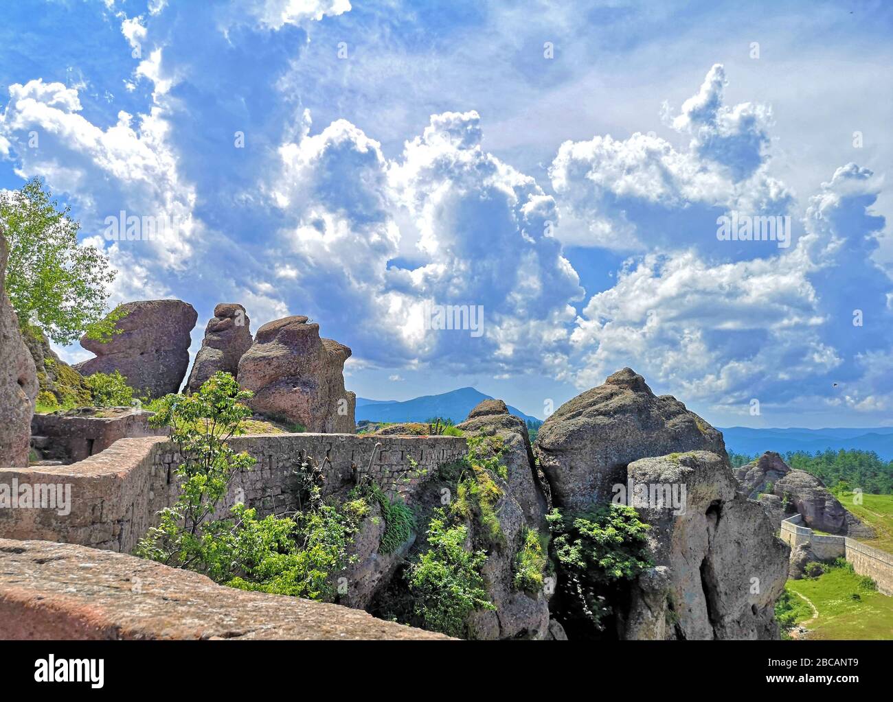Ciel bleu recouvert de nuages denses sur les rochers de Belogradchick, Bulgarie, grande destination européenne de voyage avec des paysages incroyables et de beaux hiscto Banque D'Images
