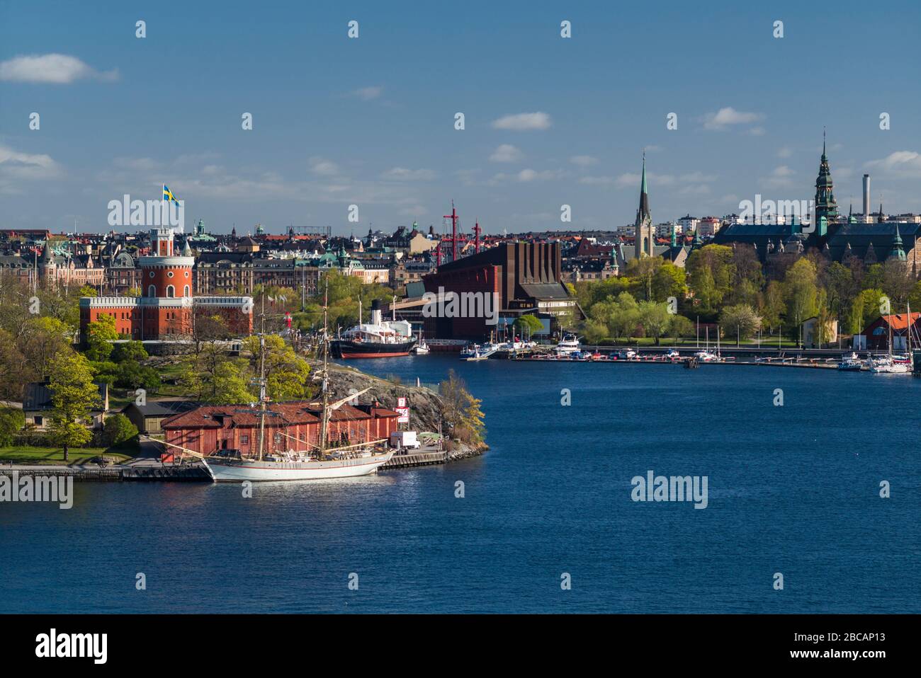 Suède, Stockholm, quartier de Sodermalm, vue vers le musée du navire Vasamuseet Vasa et le port de Stockhom Banque D'Images