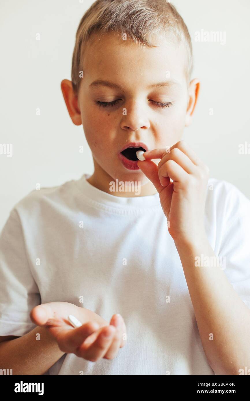 Gros plan des pilules de main. Main d'enfant avec pilules Banque D'Images