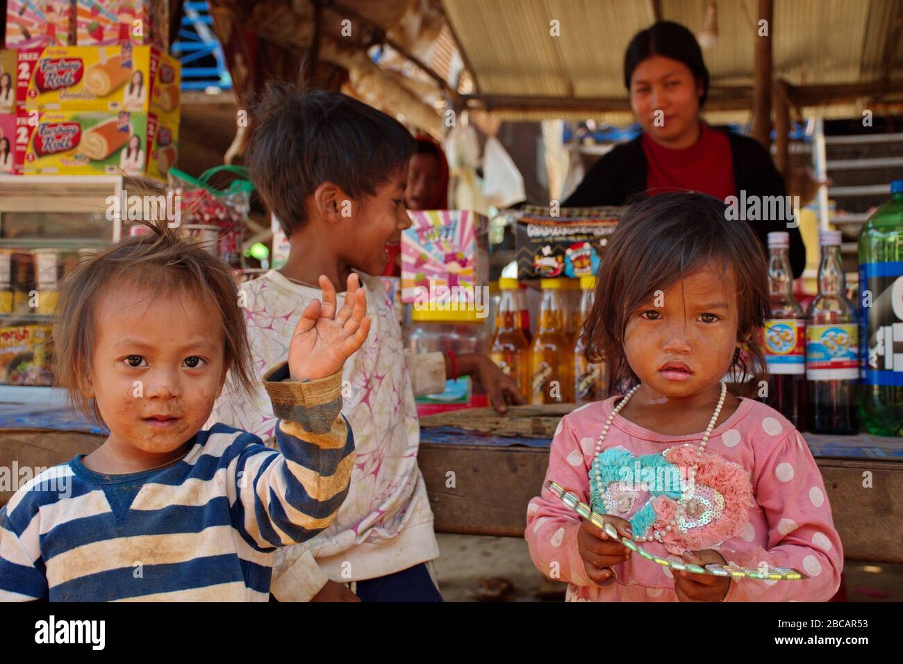 Famille cambodgienne vendant des biens devant leur maison dans un village de pêcheurs au Cambodge Banque D'Images