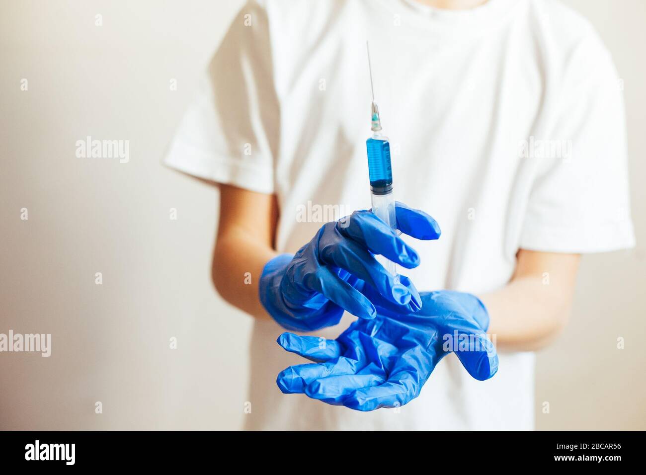 Vaccin pour un patient. Vue rognée du pédiatre qui fait l'injection avec le vaccin Banque D'Images