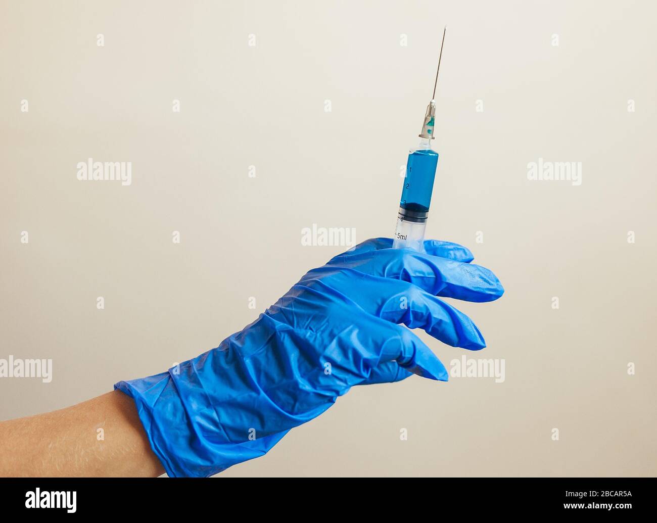 Vaccin pour un patient. Vue rognée du pédiatre qui fait l'injection avec le vaccin Banque D'Images