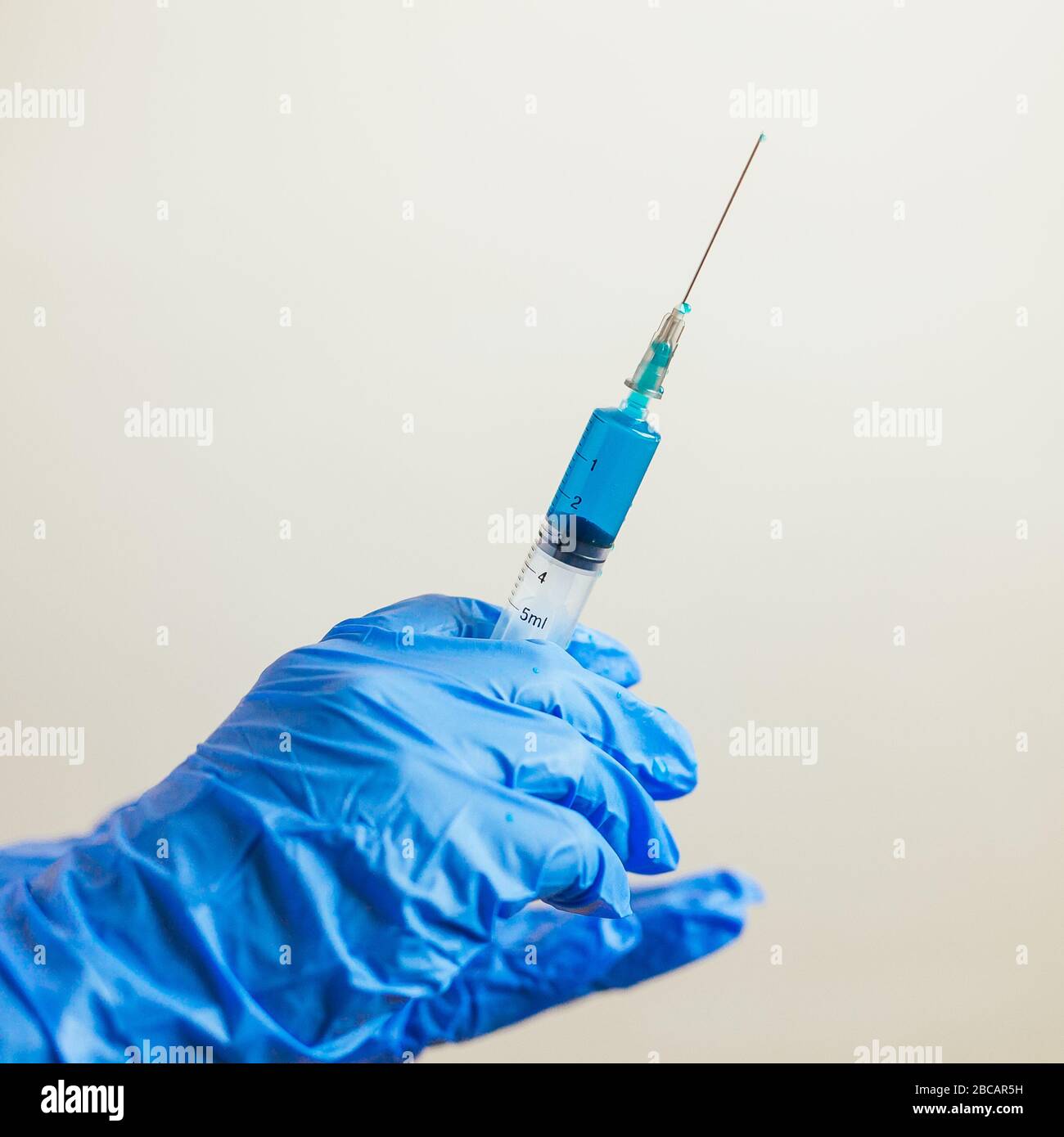 Vaccin pour un patient. Vue rognée du pédiatre qui fait l'injection avec le vaccin Banque D'Images