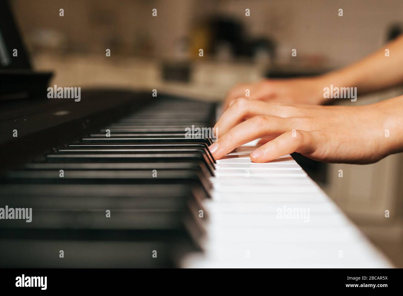 Enfants mains jouant piano.Cllase-up piano, clavier blanc et noir Banque D'Images