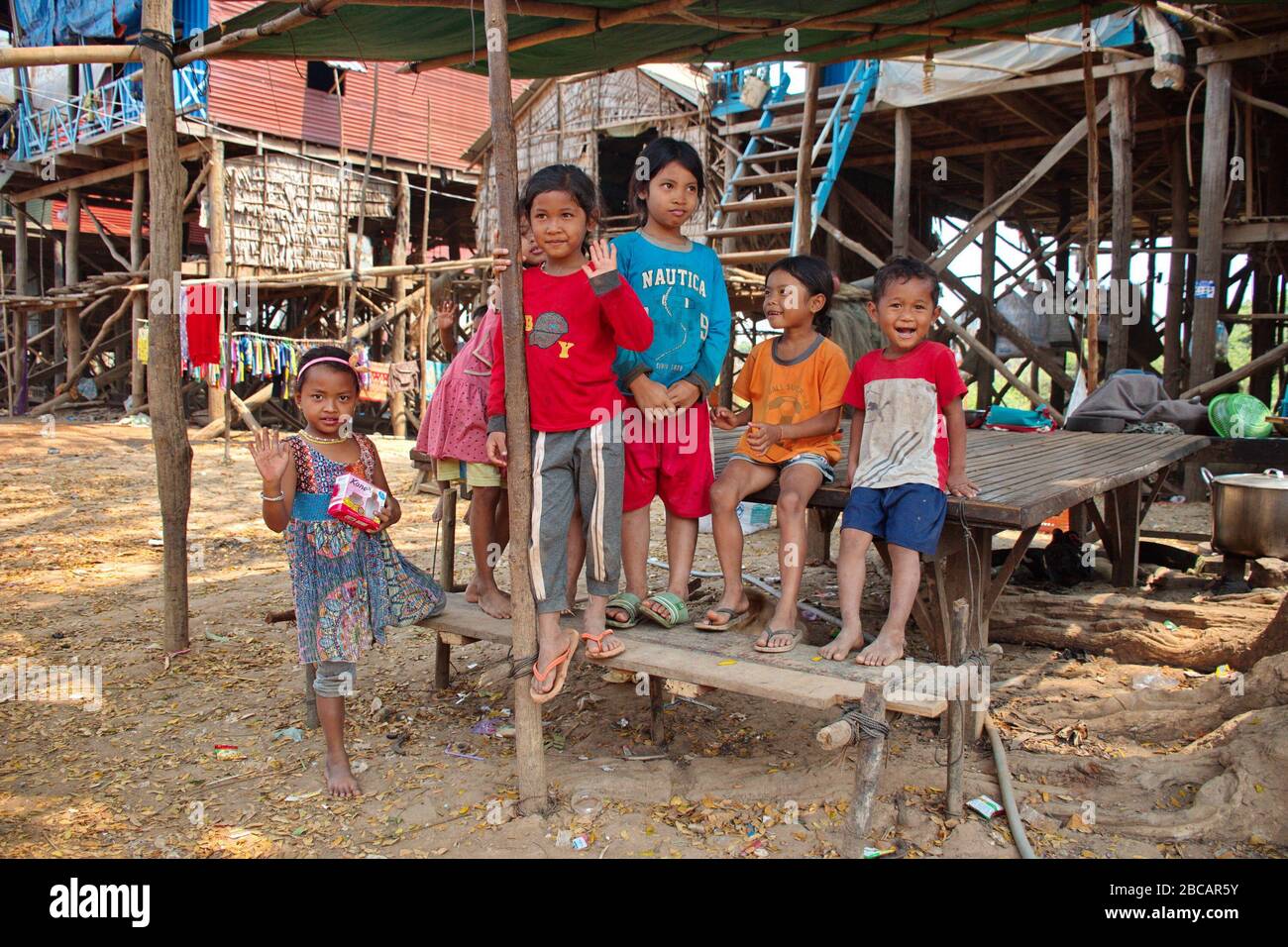Groupe d'enfants devant la maison dans le village de pêcheurs au Cambodge Banque D'Images