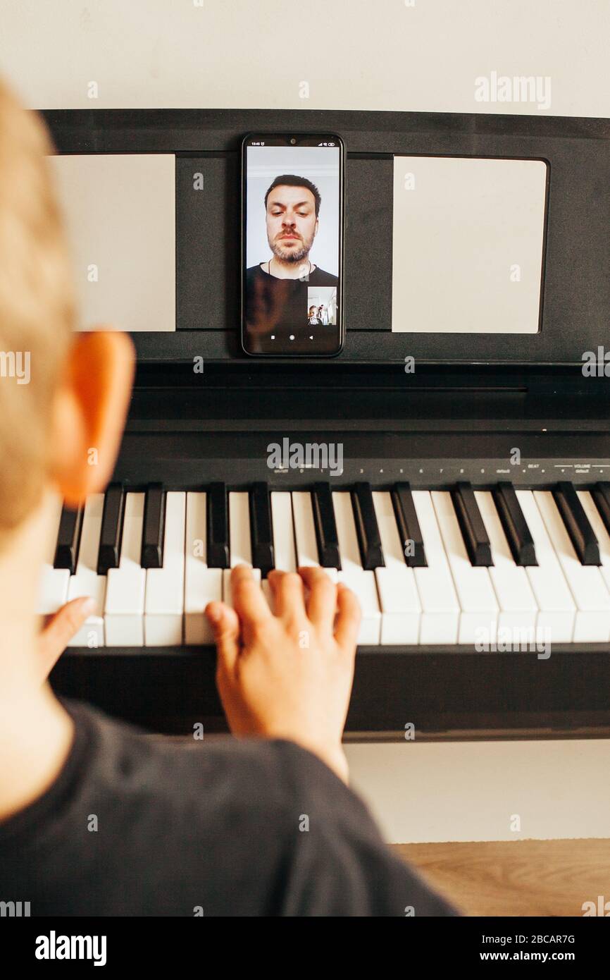 Enfants mains jouant piano.Cllase-up piano, clavier blanc et noir Banque D'Images