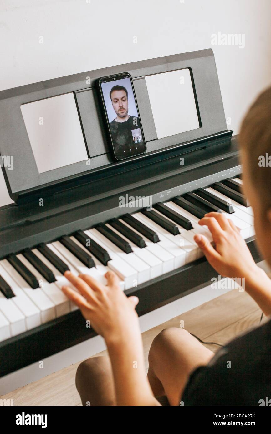 Enfants mains jouant piano.Cllase-up piano, clavier blanc et noir Banque D'Images