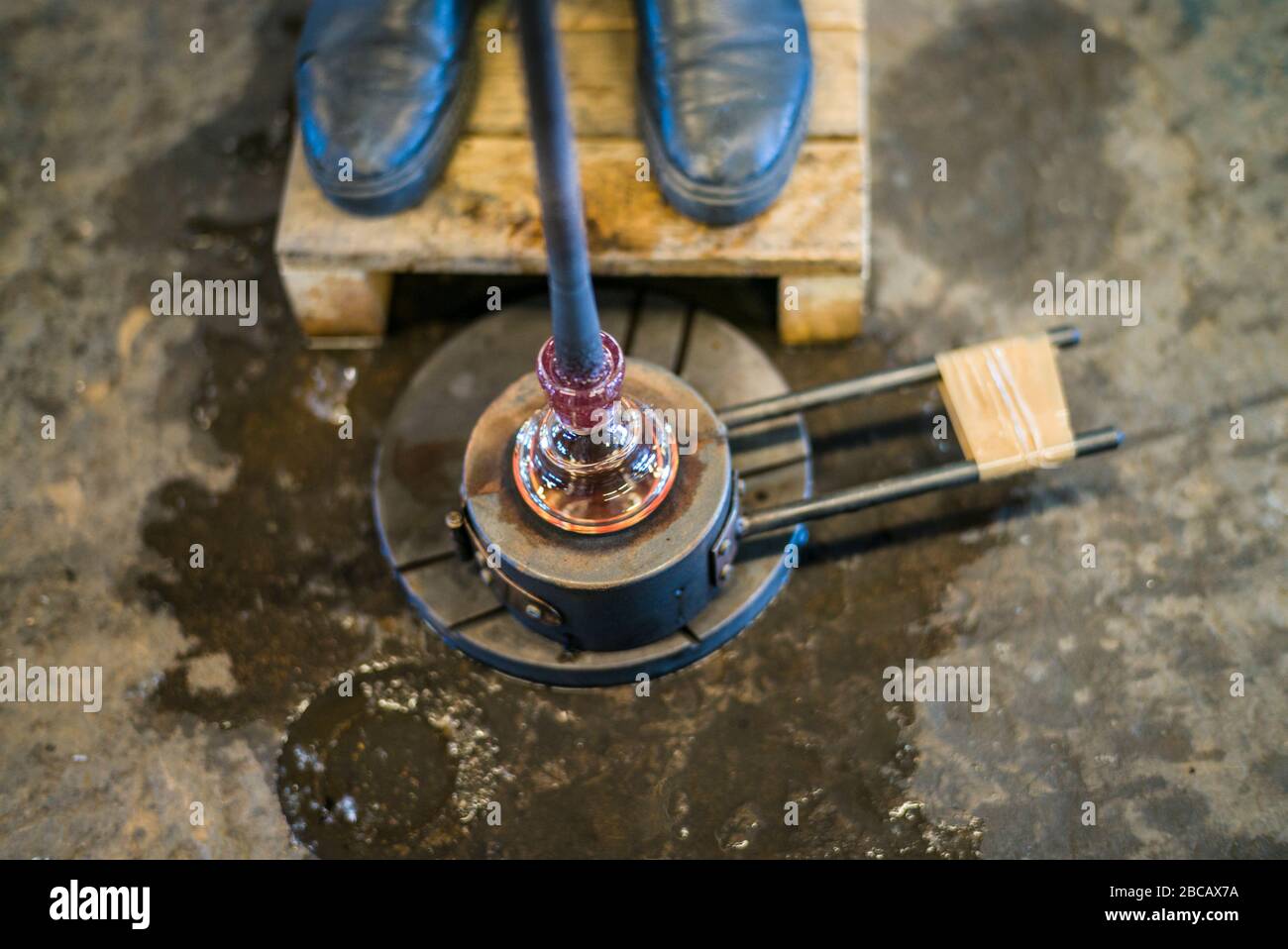 Suède, Sud-est de la Suède, Glasriket, Royaume de verre historique de la région de fabrication de verre, Boda, Boda Glasbruk ancienne usine de verre, ouvrier du verre de fabrication gl Banque D'Images