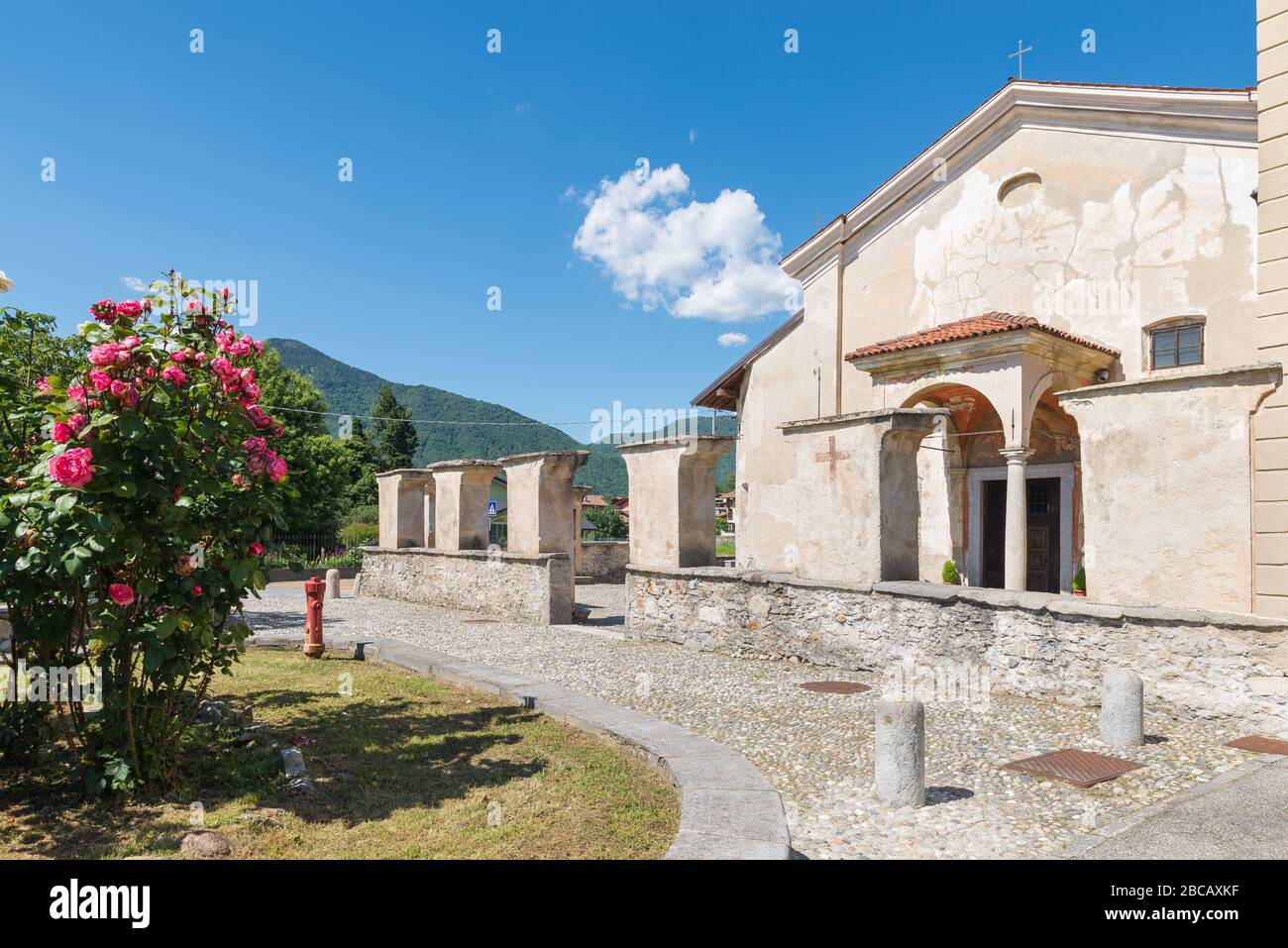 Ancienne église catholique typique du nord de l'Italie dans le village d'Azzio Banque D'Images