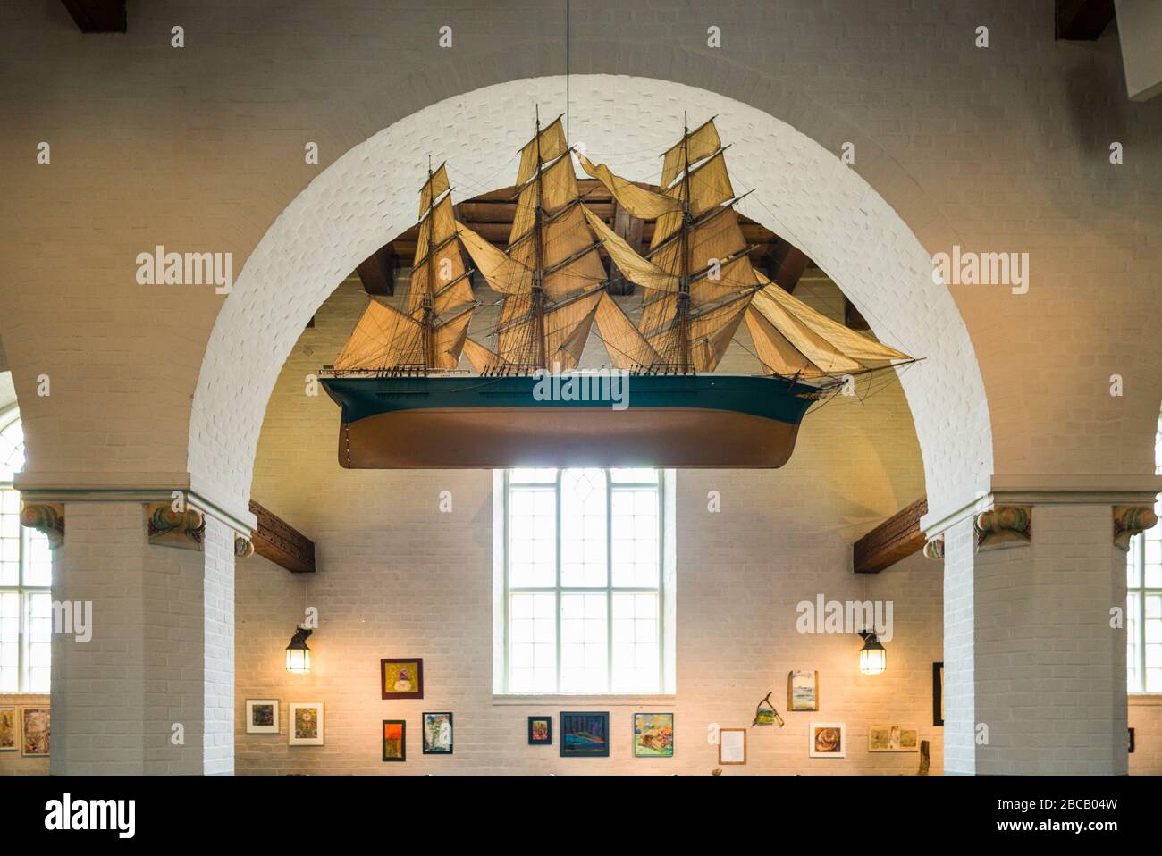 Suède, Vastragotland et Bohuslan, Göteborg, église de Masthuggs kyrkan, intérieur avec bateau modèle, patrimoine maritime Banque D'Images