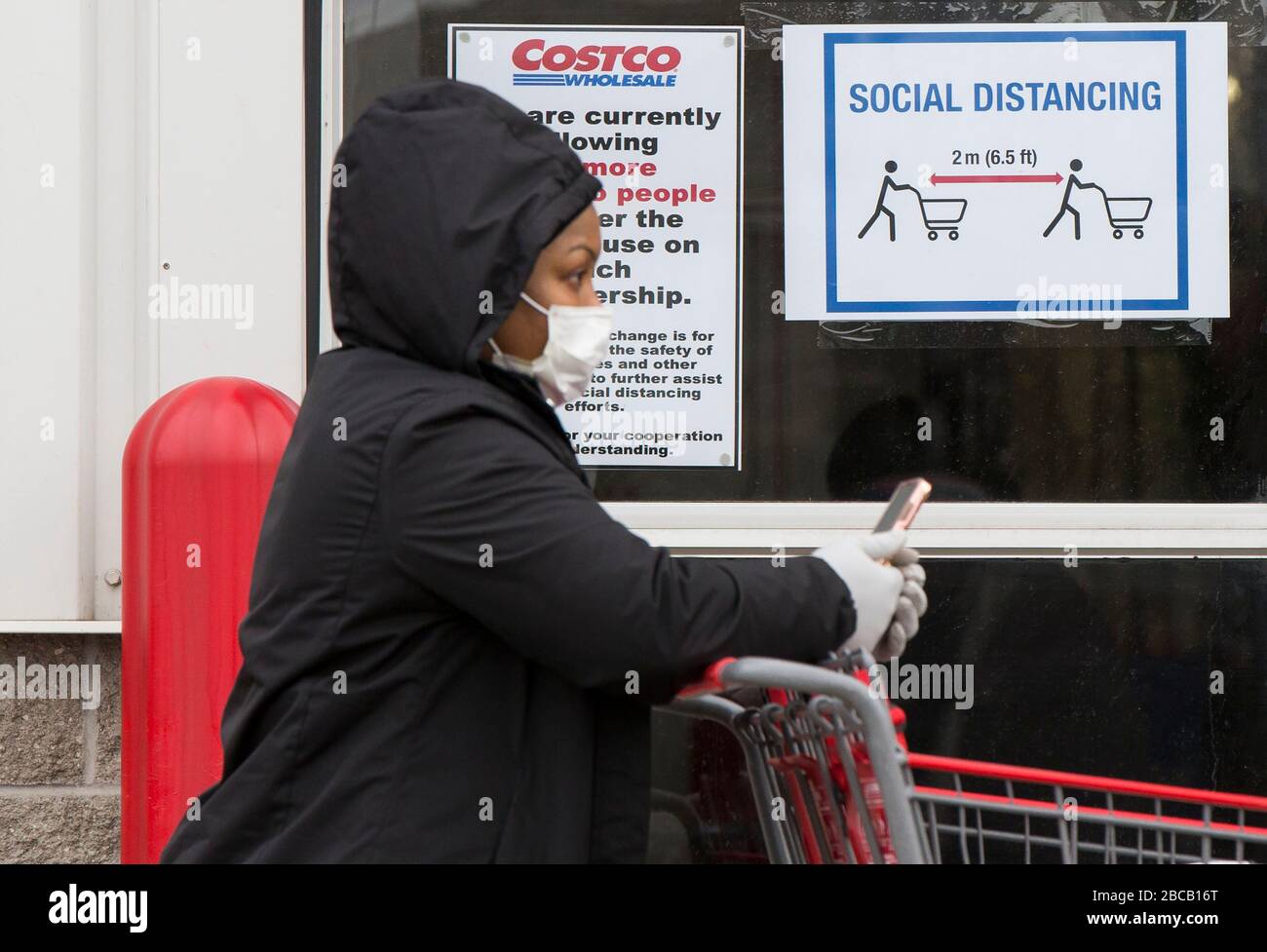 Toronto, Canada. 3 avril 2020. Une femme portant un masque facial pour entrer dans un magasin d'entrepôt de Costco à Toronto, Canada, le 3 avril 2020. Crédit: Zou Zheng/Xinhua/Alay Live News Banque D'Images