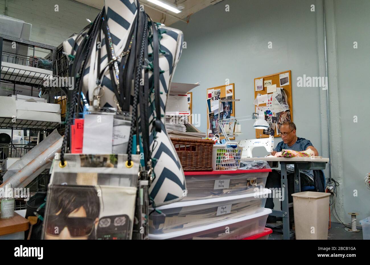 3 avril 2020, Lynn, Massachusetts, États-Unis: Michelle Kane et Massimo Ramires de Couture Planet, une boutique recyclent l'art fabricant de sacs à main, couture masques de visage à leur studio à Lynn, Massachusetts. Couture Planet est l'une des entreprises touchées par la pandémie de Covid-19. Au lieu de créer les porte-monnaie, ils se mettent à faire des masques pour faire don d'hôpitaux, de maisons de soins infirmiers, d'individus et de familles qui en ont besoin. Banque D'Images