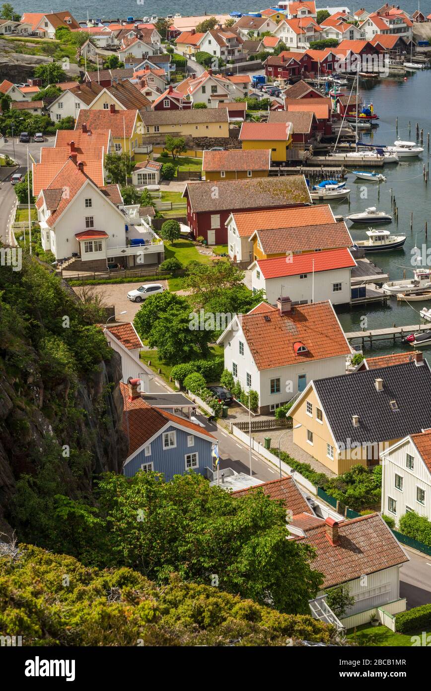 Suède, Bohuslan, Fjallbacka, vue élevée sur la ville depuis la falaise de Vetteberget Banque D'Images