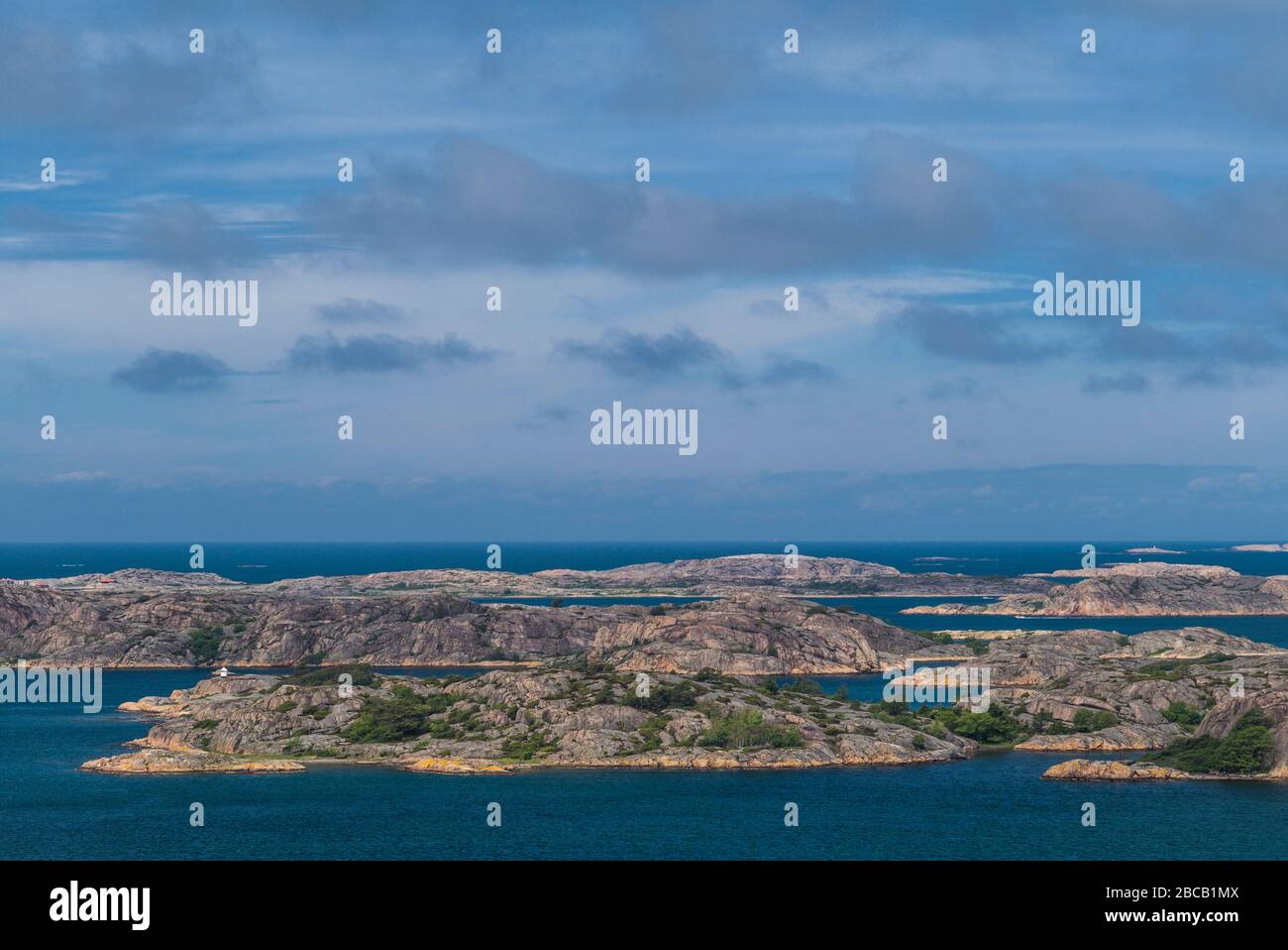 Suède, Bohuslan, Fjallbacka, vue surélevée sur les îles du port Banque D'Images