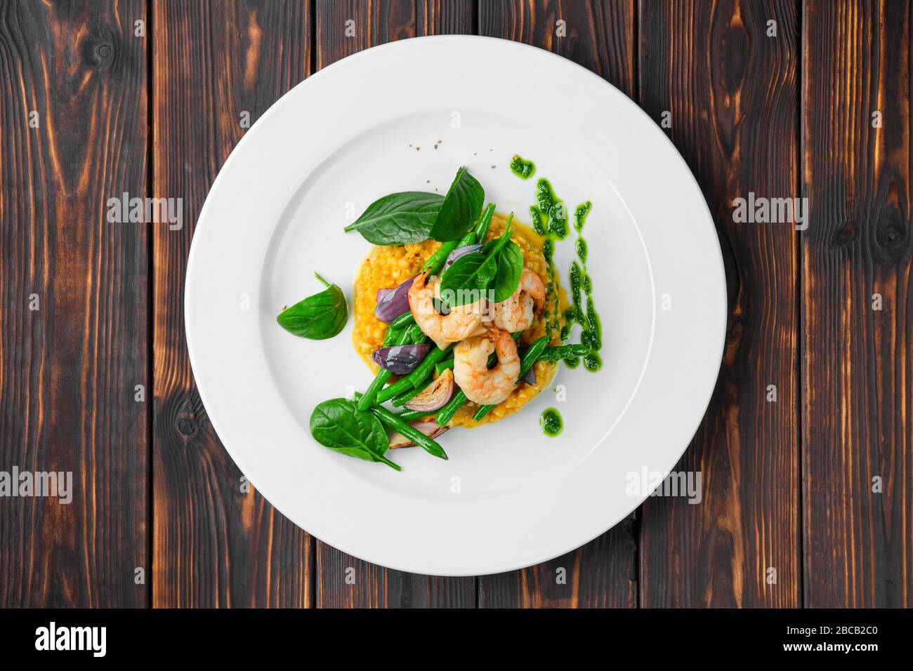 Vue en hauteur de la salade avec crevettes, haricots verts, oignons rôtis et sarrasin vert Banque D'Images