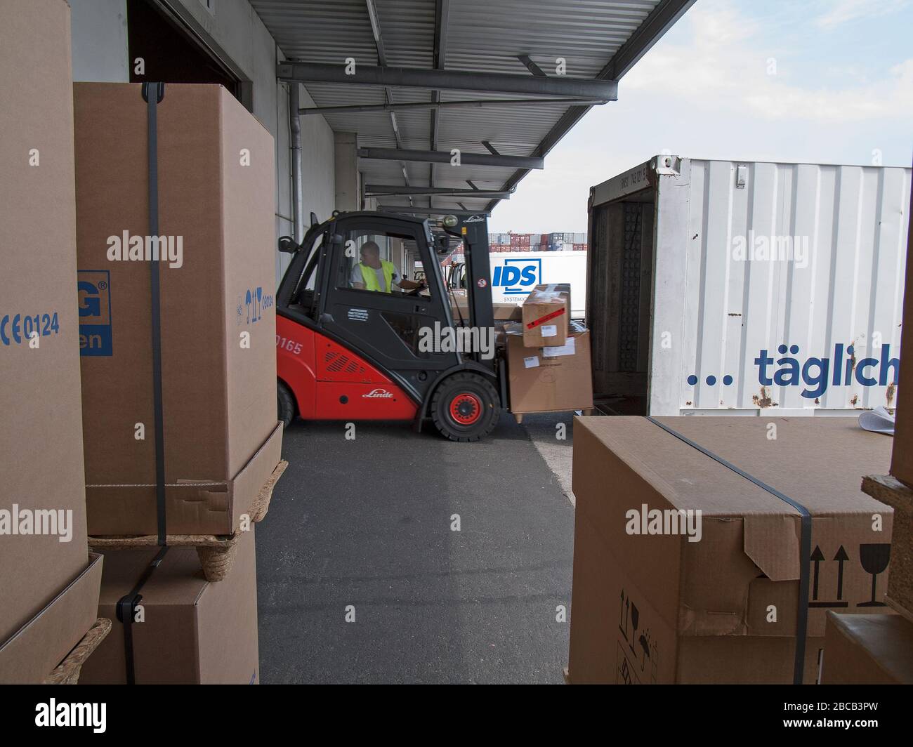Retrait d'un conteneur au terminal de conteneurs CTT Tollerort et au centre de conditionnement de conteneurs DCP du port de Hambourg, Allemagne. Banque D'Images
