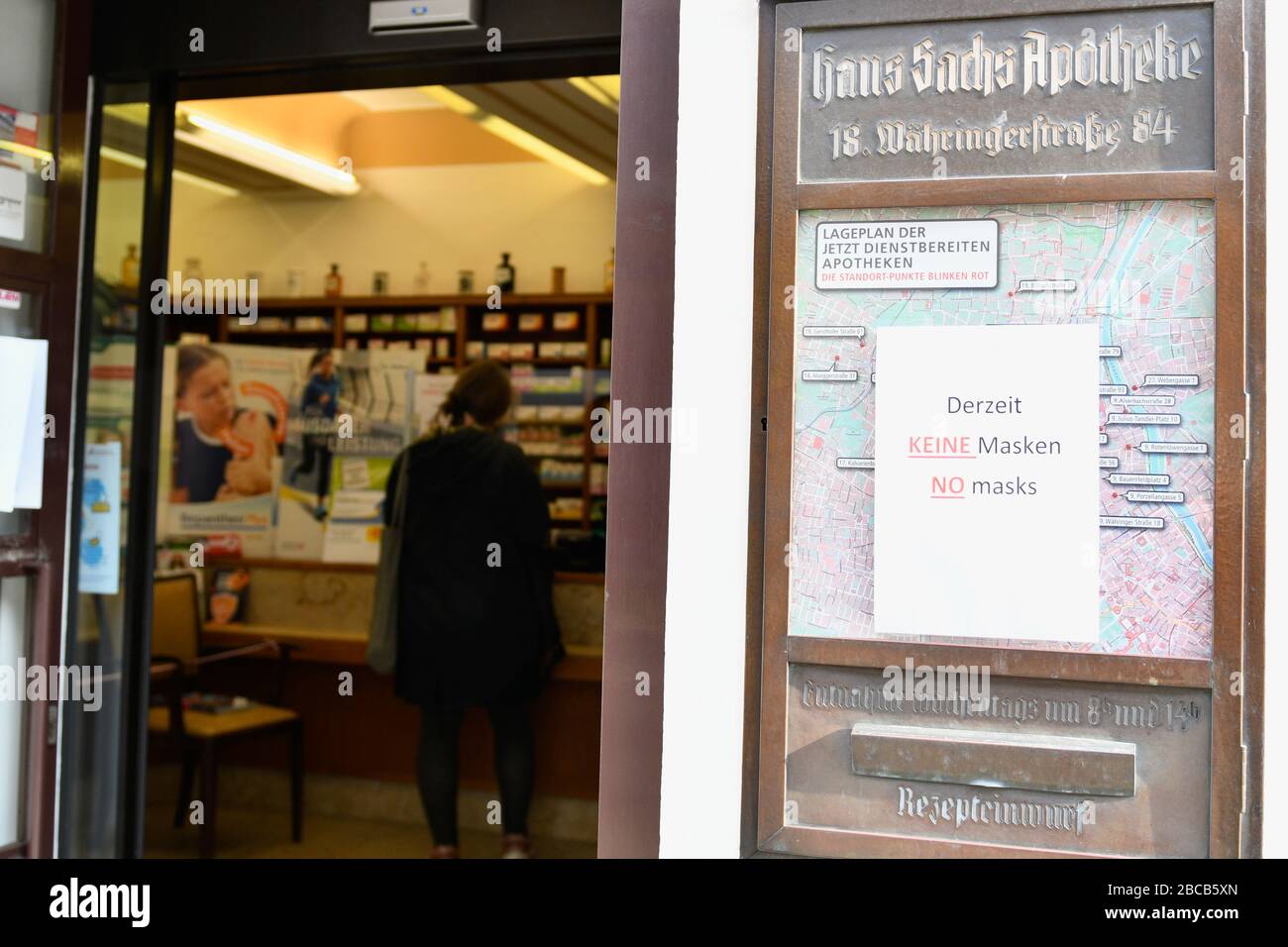 Vienne, Autriche. 04 avril 2020. Les restrictions de sortie en Autriche ont été étendues au 13 avril 2020. Les pharmacies sont ouvertes. Signe avec l'inscription, actuellement aucun masque. Crédit: Franz PERC / Alay Live News Banque D'Images