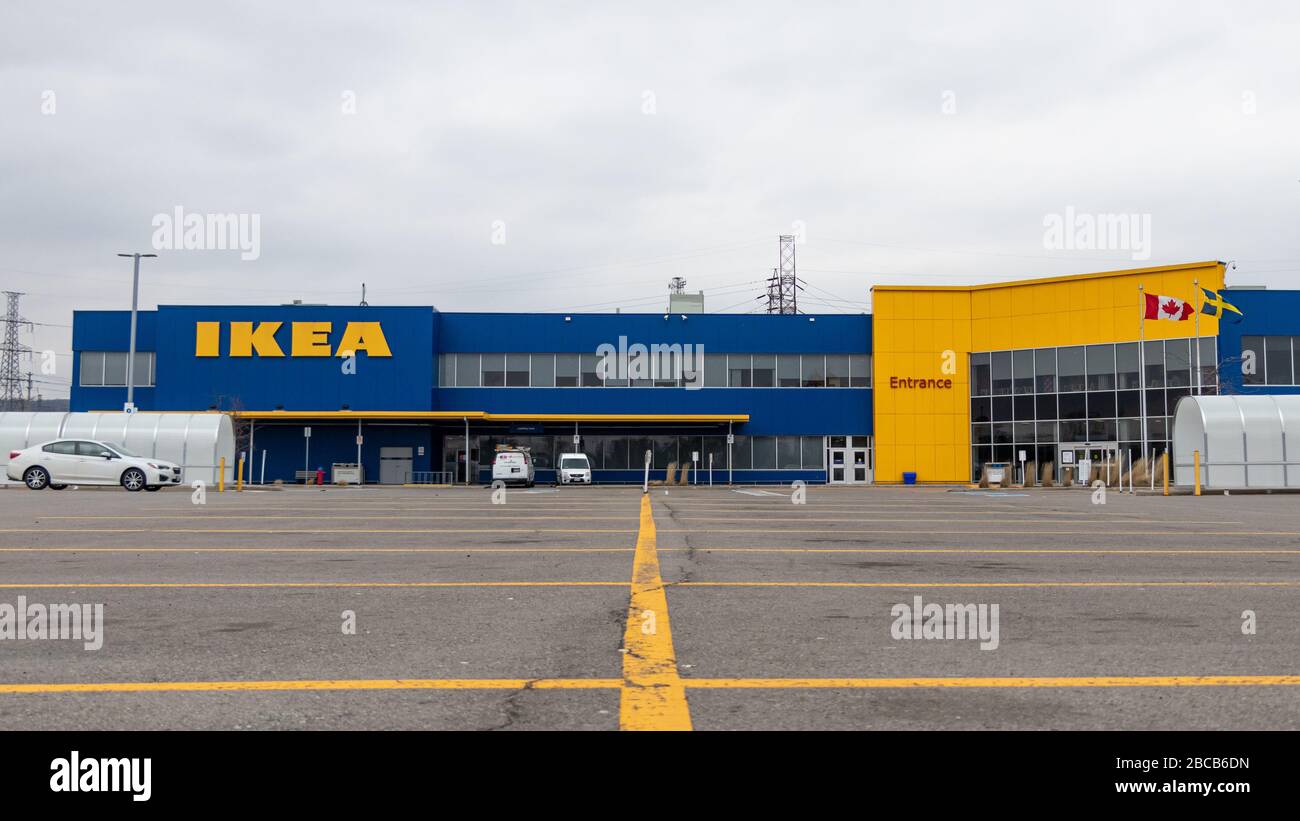 Magasin IKEA avec un parking vide en dehors de l'avant en raison de la fermeture nord-américaine de tous les emplacements de la pandémie COVID-19. Banque D'Images
