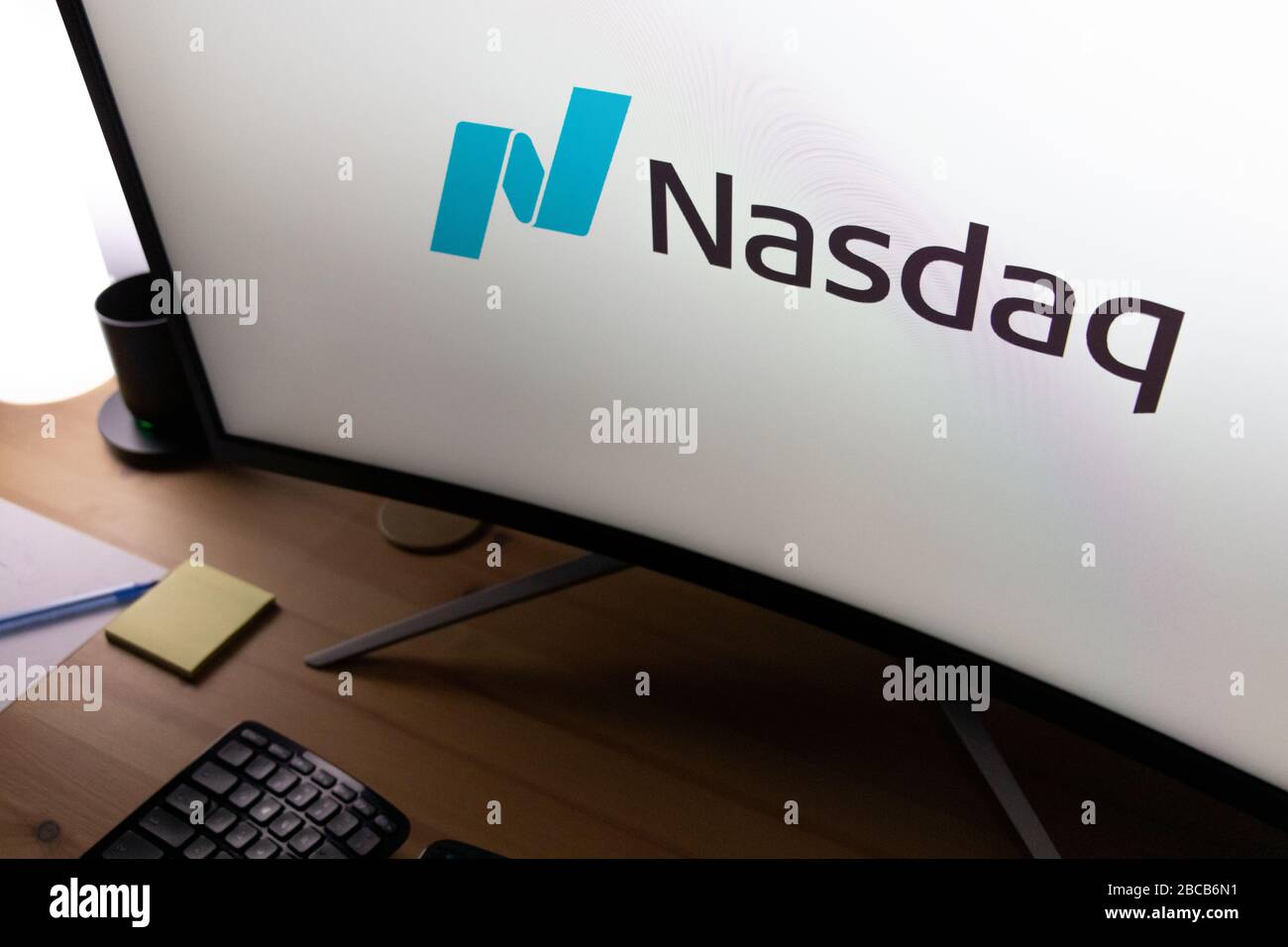 Logo NASDAQ (NASDAQ) affiché sur un moniteur d'ordinateur sur un bureau. Banque D'Images