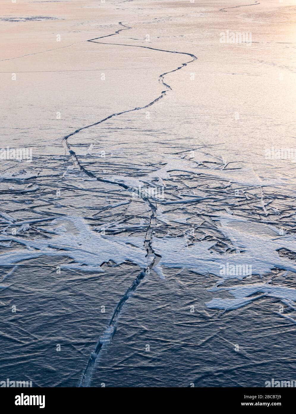Couverture de glace fissurée au lac gelé Banque D'Images