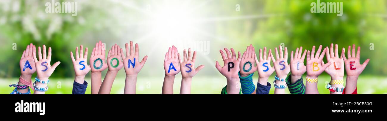 Enfants mains Building Word dès que possible, Grass Meadow Banque D'Images