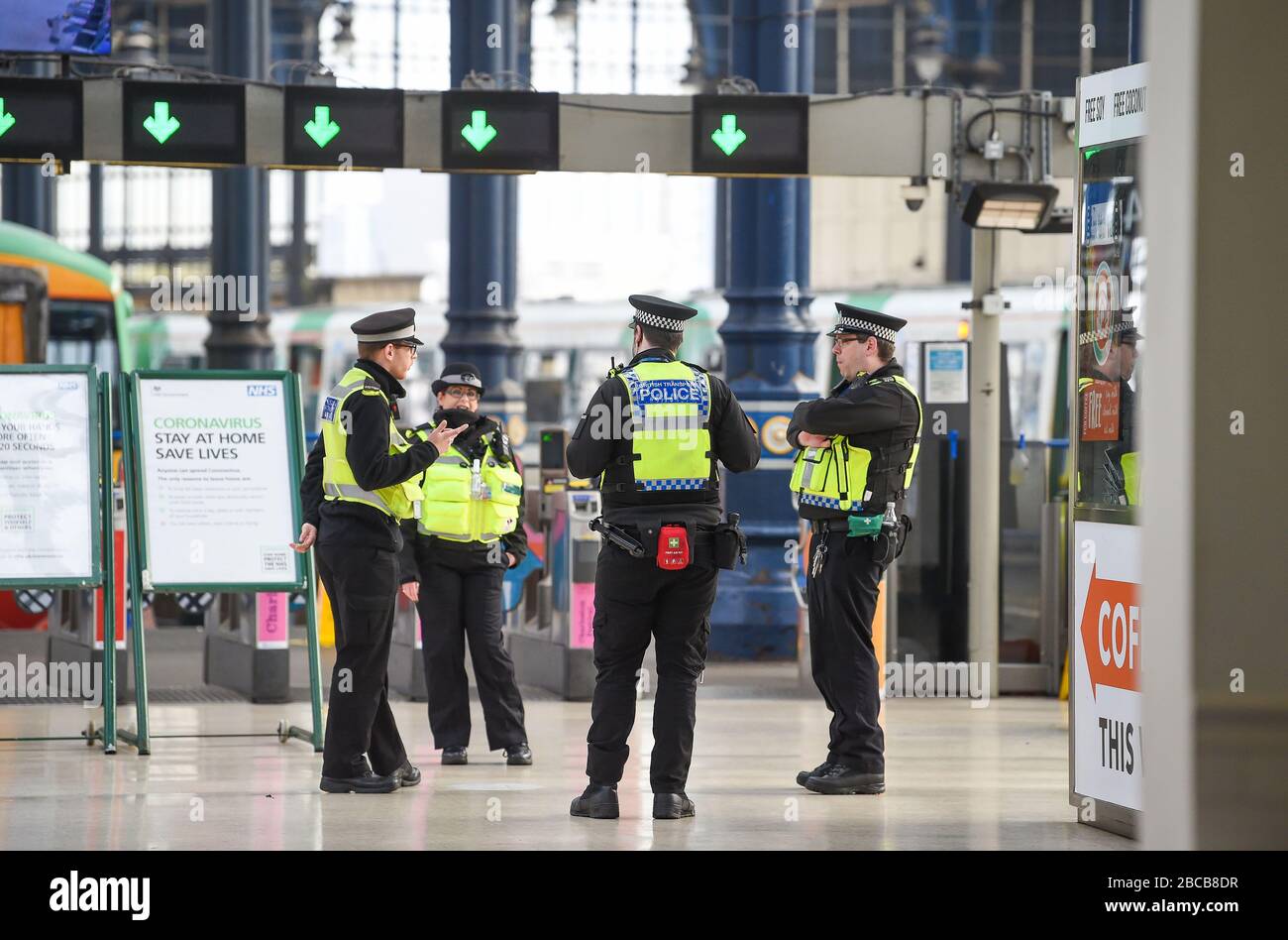 Brighton UK 4thavril 2020 - aujourd'hui, les policiers britanniques des transports de la gare de Brighton après que le secrétaire à la Santé Matt Hancock a dit au public de rester à la maison ce week-end malgré les prévisions de temps chaud ensoleillé pendant la crise pandémique de Coronavirus COVID-19 . Crédit: Simon Dack / Alay Live News Banque D'Images