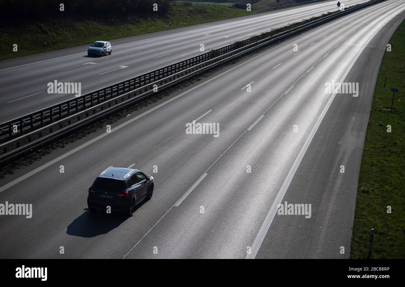 Kirchheim Unter Treck, Allemagne. 04 avril 2020. Des voitures circulent sur l'A8 le premier samedi des vacances de Pâques. Pour ralentir la propagation du coronavirus, la vie publique est restreinte. En général, il y a plus de voitures sur l'autoroute au début des vacances de Pâques. Crédit: Sebastian Gollnow/dpa/Alay Live News Banque D'Images
