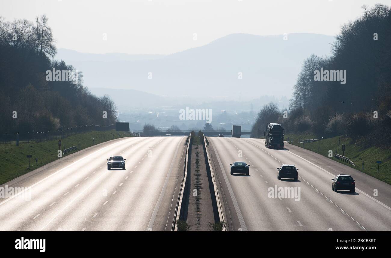 Kirchheim Unter Treck, Allemagne. 04 avril 2020. Des voitures circulent sur l'A8 le premier samedi des vacances de Pâques. Pour ralentir la propagation du coronavirus, la vie publique est restreinte. En général, il y a plus de voitures sur l'autoroute au début des vacances de Pâques. Crédit: Sebastian Gollnow/dpa/Alay Live News Banque D'Images