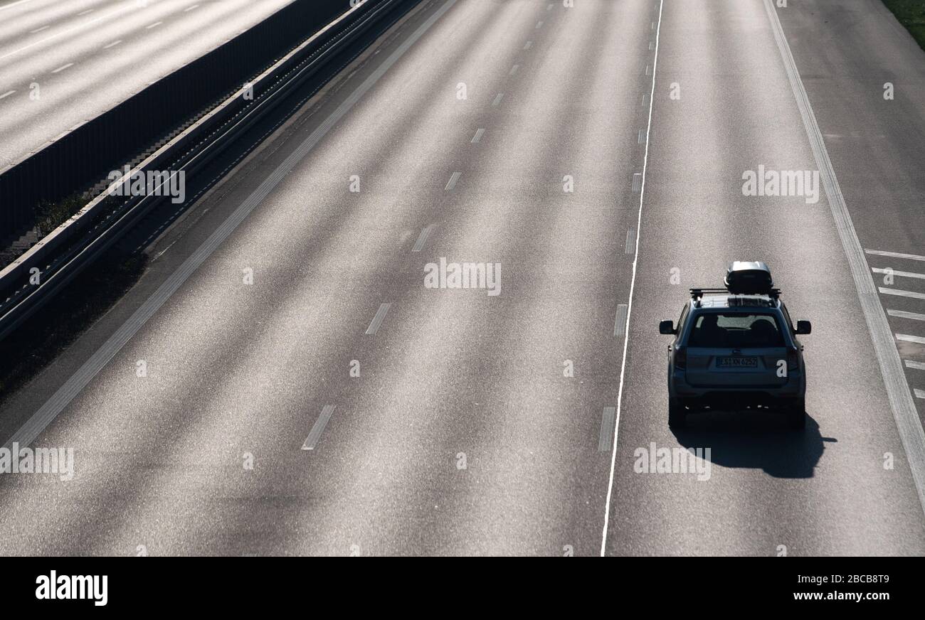Kirchheim Unter Treck, Allemagne. 04 avril 2020. Une voiture avec porte-bagages vous conduit sur l'A8 le premier samedi des vacances de Pâques. Pour ralentir la propagation du coronavirus, la vie publique est restreinte. En général, il y a plus de voitures sur l'autoroute au début des vacances de Pâques. Crédit: Sebastian Gollnow/dpa/Alay Live News Banque D'Images