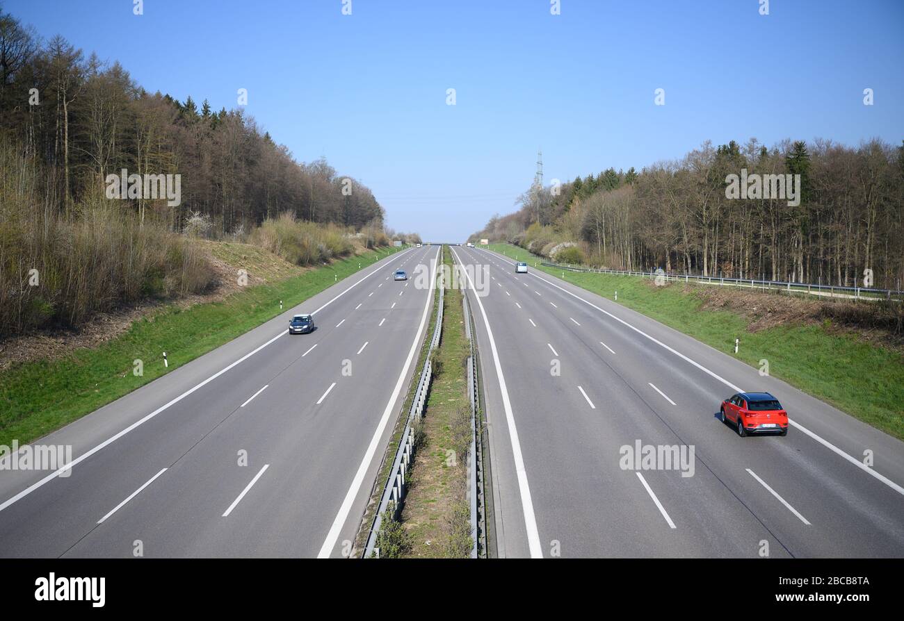 Kirchheim Unter Treck, Allemagne. 04 avril 2020. Des voitures circulent sur l'A8 le premier samedi des vacances de Pâques. Pour ralentir la propagation du coronavirus, la vie publique est restreinte. En général, il y a plus de voitures sur l'autoroute au début des vacances de Pâques. Crédit: Sebastian Gollnow/dpa/Alay Live News Banque D'Images