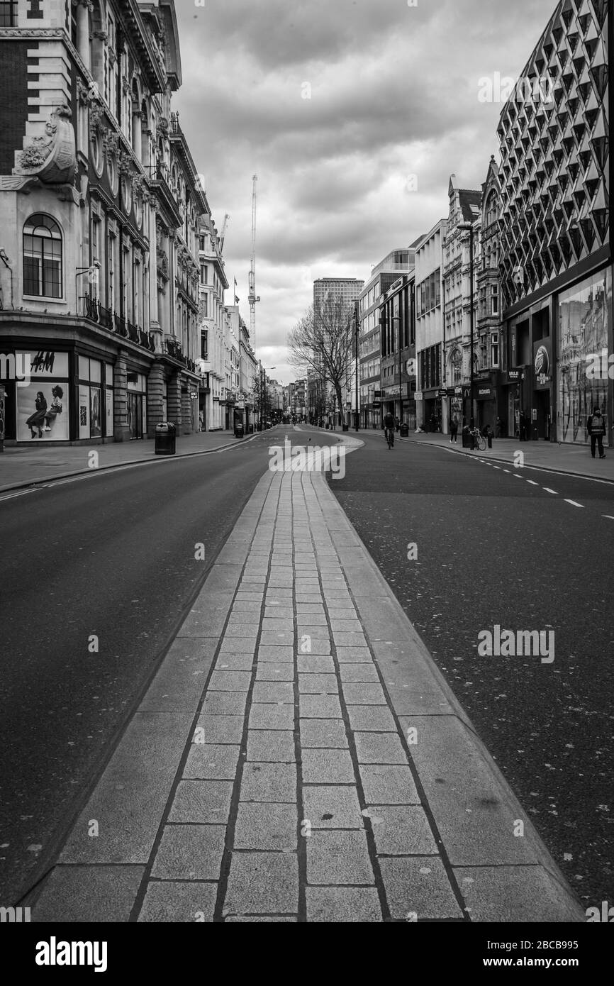 En Noir Et Blanc Une Rue Deserte D Oxford Street Pendant La Crise De Sante Pandemique Du Coronavirus A Londres Photo Stock Alamy