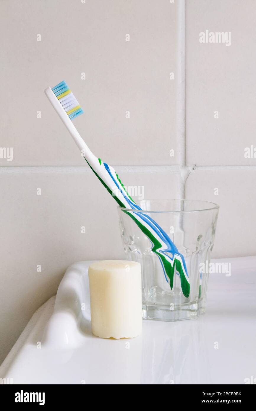 Brosse à dents à tête amovible écologique et savon à dents solide Banque D'Images