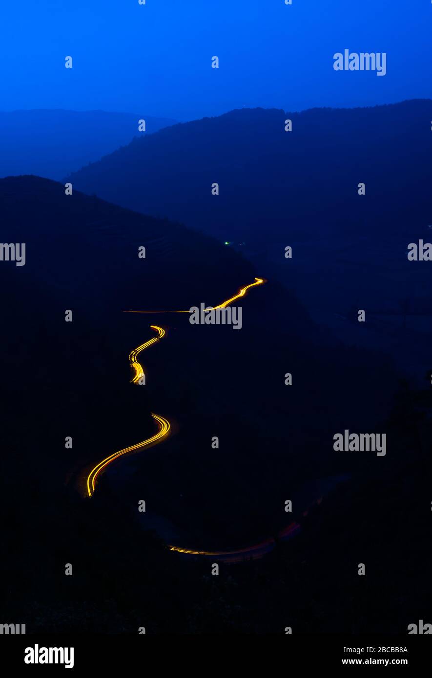 Des sentiers de lumière d'heure bleue dans les moutains de meghalaya mawphlang Banque D'Images