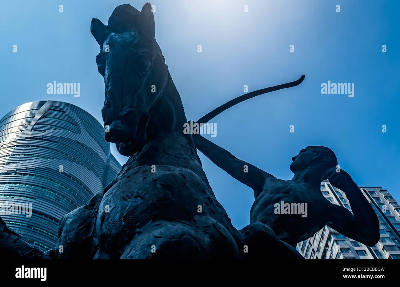 Chongqing, Chine - août 2019 : statue de Cheval et archer au centre de Chongqing Banque D'Images