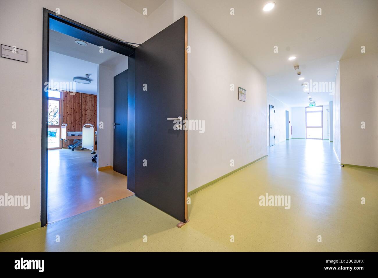 Viechtach, Allemagne. 01 avril 2020. Des lits d'hôpital sont disponibles à l'école d'embarquement de l'école professionnelle de l'hôtel, qui est actuellement convertie en hôpital auxiliaire. C'est l'un des 26 hôpitaux auxiliaires prévus en Bavière. Là, 56 patients Covid-19 peuvent être traités en cas d'urgence. (Zu dpa Free State met en place des hôpitaux auxiliaires dans la crise de Corona) crédit: Armin Weigel/dpa/Alay Live News Banque D'Images