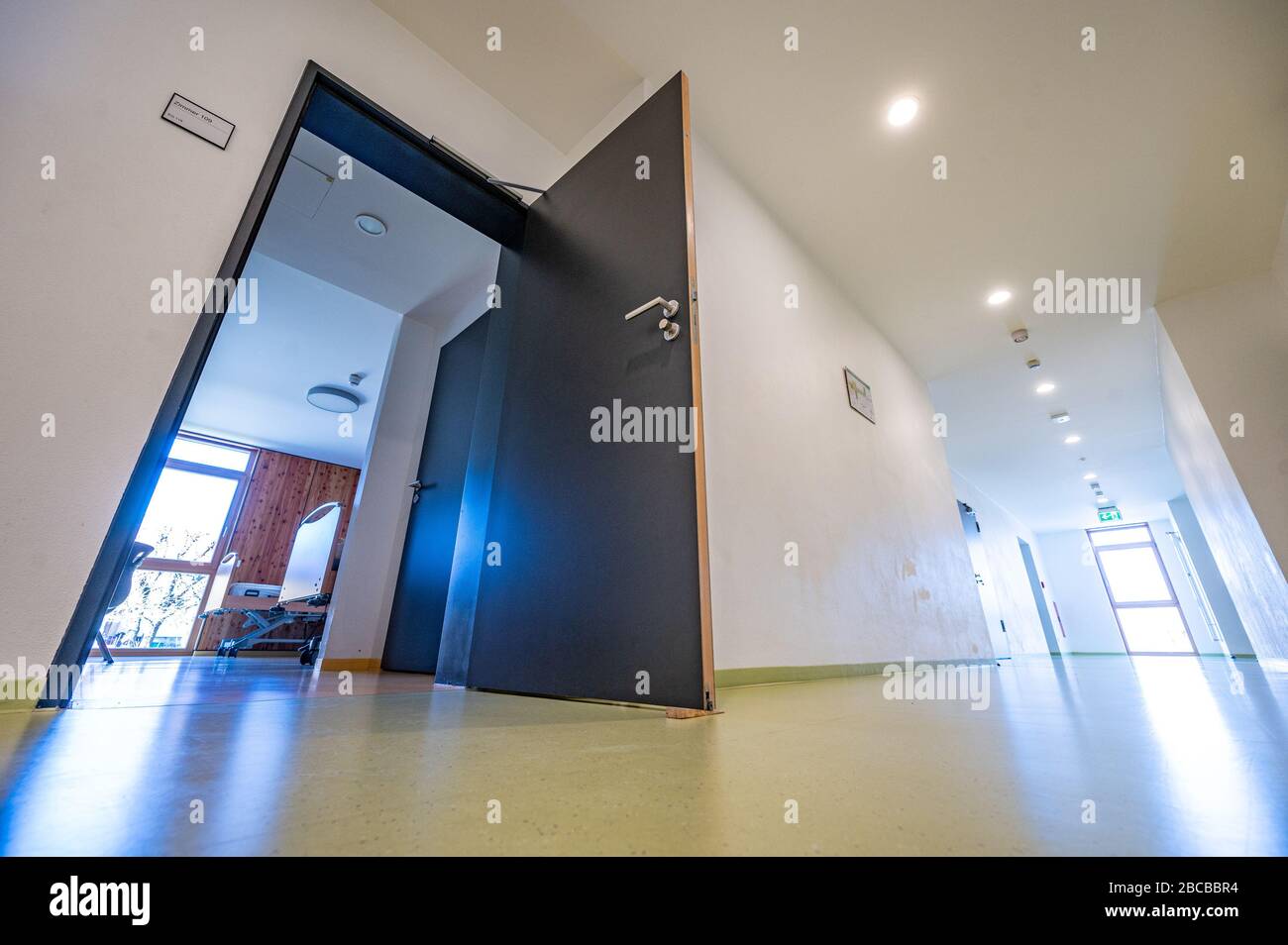 Viechtach, Allemagne. 01 avril 2020. Des lits d'hôpital sont disponibles à l'école d'embarquement de l'école professionnelle de l'hôtel, qui est actuellement convertie en hôpital auxiliaire. C'est l'un des 26 hôpitaux auxiliaires prévus en Bavière. Là, 56 patients Covid-19 peuvent être traités en cas d'urgence. (Zu dpa Free State met en place des hôpitaux auxiliaires dans la crise de Corona) crédit: Armin Weigel/dpa/Alay Live News Banque D'Images