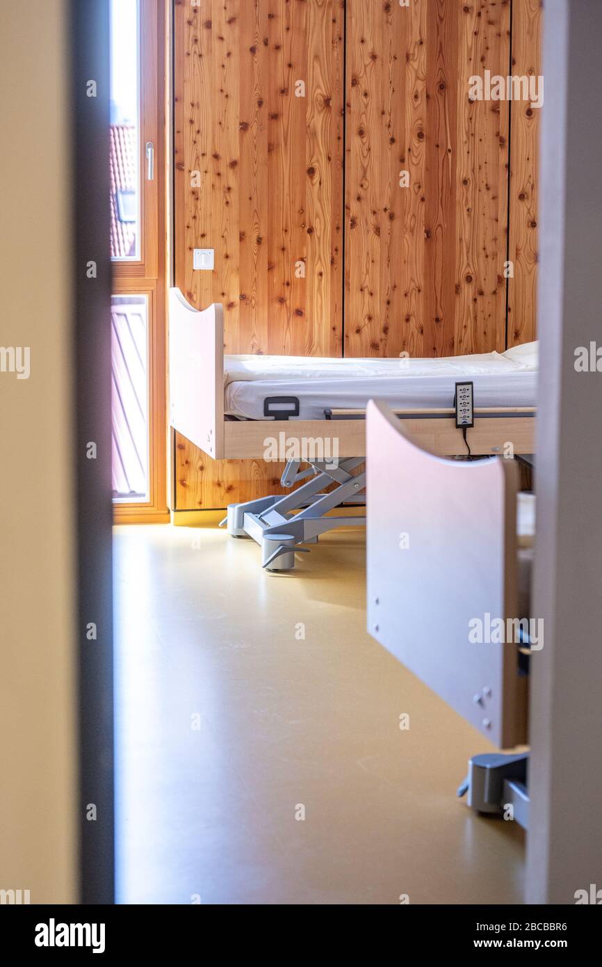 Viechtach, Allemagne. 01 avril 2020. Des lits d'hôpital sont disponibles à l'école d'embarquement de l'école professionnelle de l'hôtel, qui est actuellement convertie en hôpital auxiliaire. C'est l'un des 26 hôpitaux auxiliaires prévus en Bavière. Là, 56 patients Covid-19 peuvent être traités en cas d'urgence. (Zu dpa Free State met en place des hôpitaux auxiliaires dans la crise de Corona) crédit: Armin Weigel/dpa/Alay Live News Banque D'Images